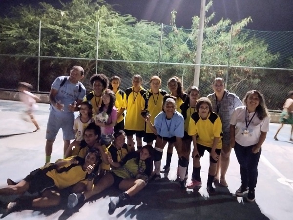 Time de futebol feminino vestido de amarelo