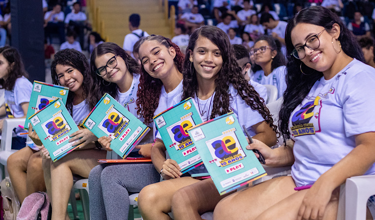 Alunos do Academia Enem durante aulão presencial no Ginásio Paulo Sarasate