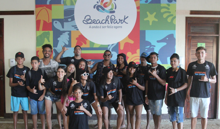 Participantes do Juventude na Onda durante passeio no Beach Park em 2022