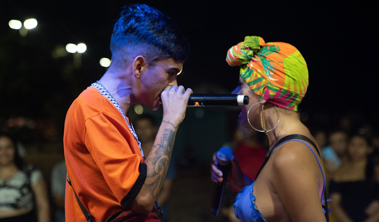Dois jovens durante uma batalha de rimas realizada em equipamento da Rede Juv 
