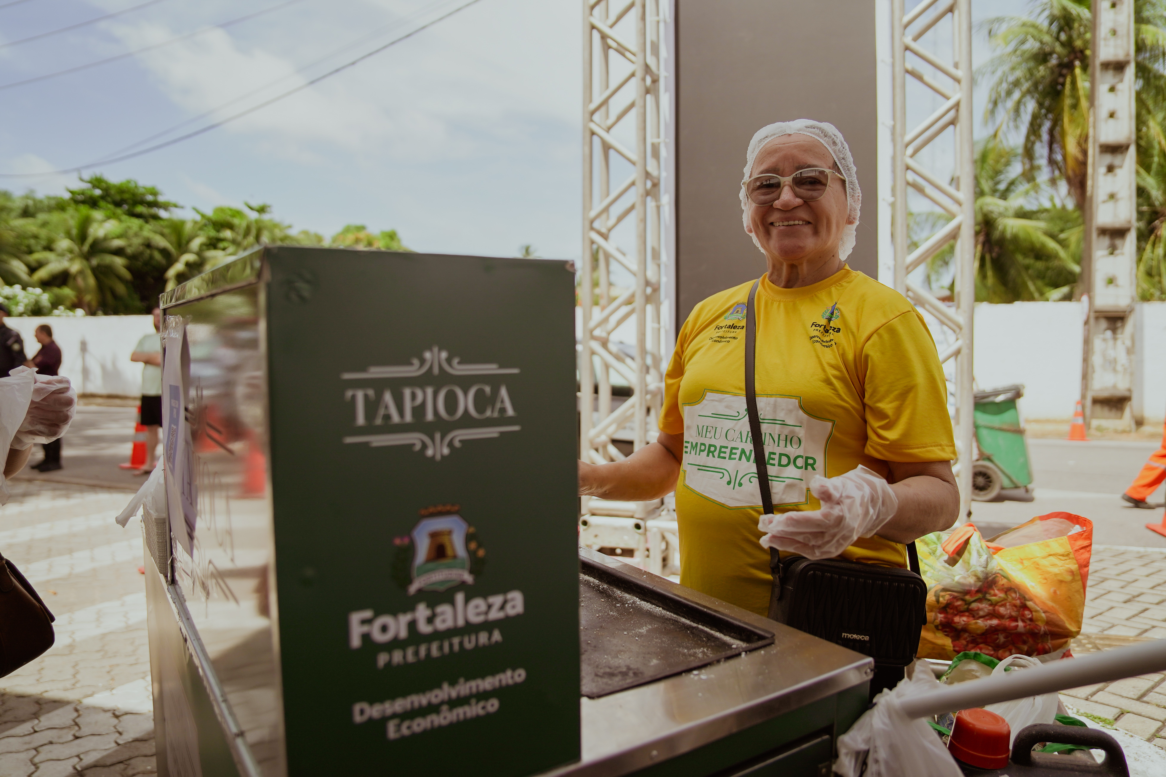 mulher vendendo tapioca em carrinho