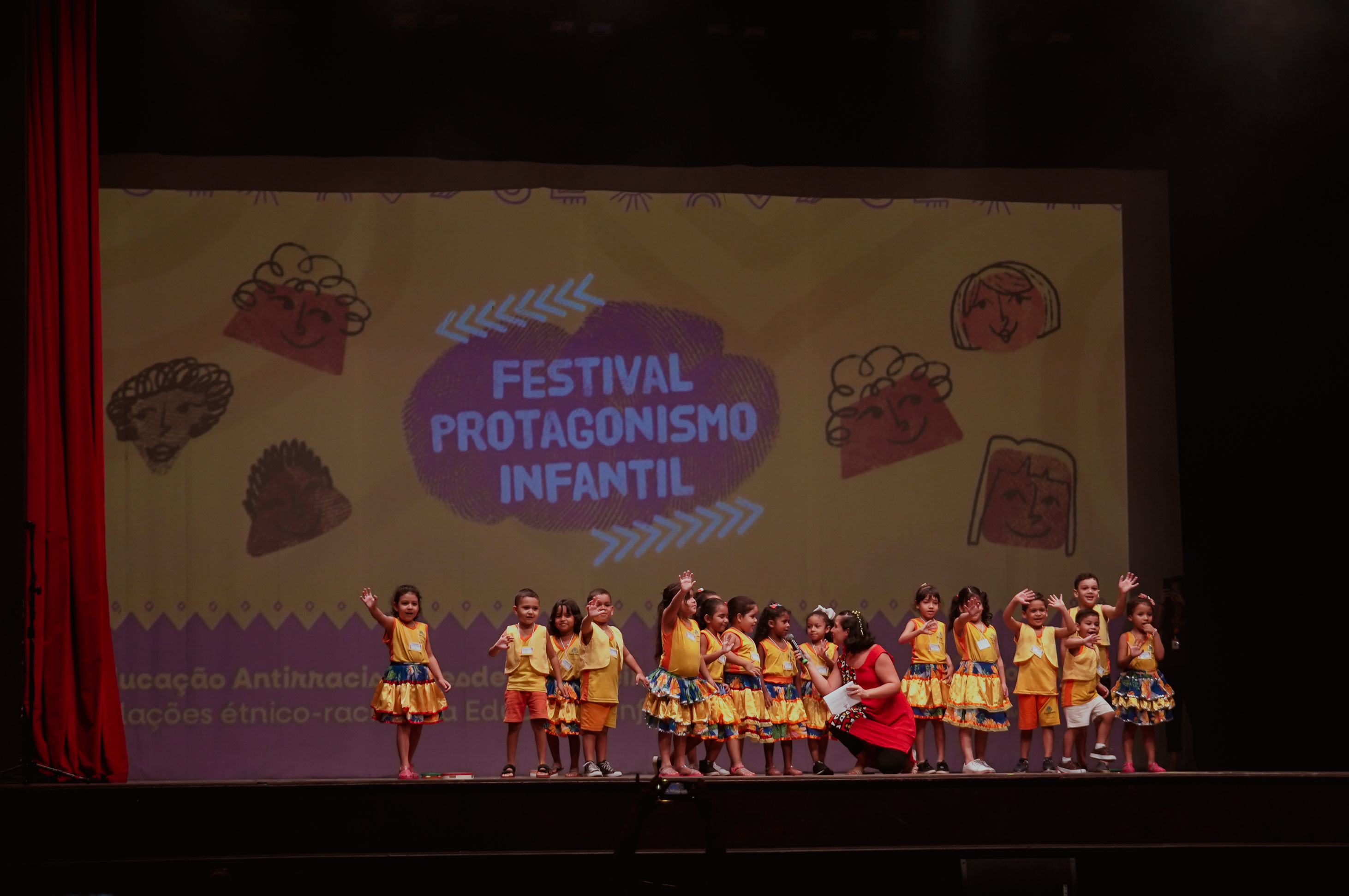 crianças em cima do palco
