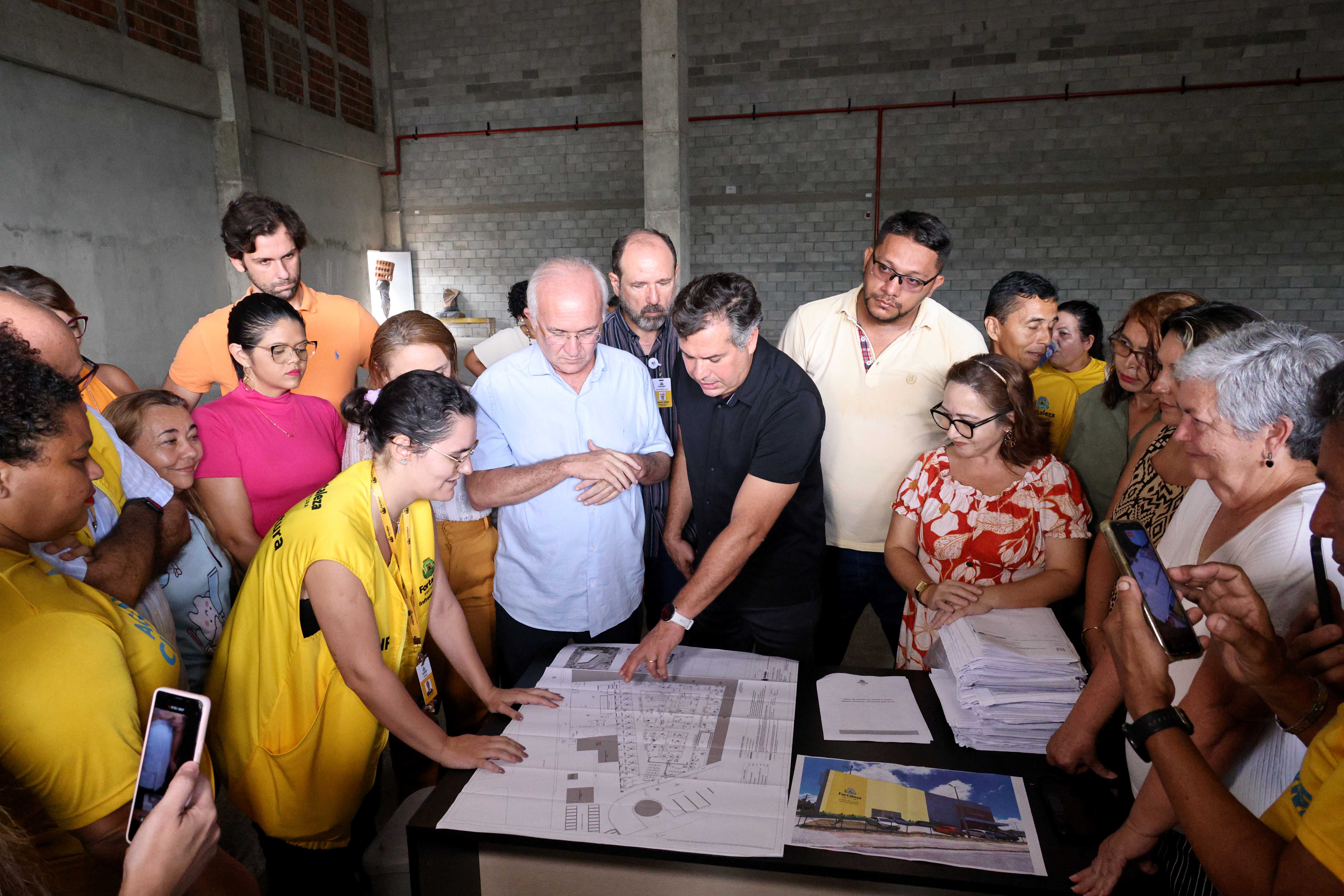 equipe olhando planta do posto