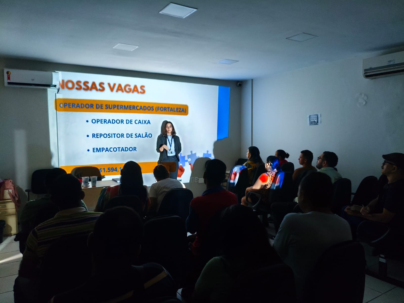 pessoas em uma sala participando de uma selecao de emprego