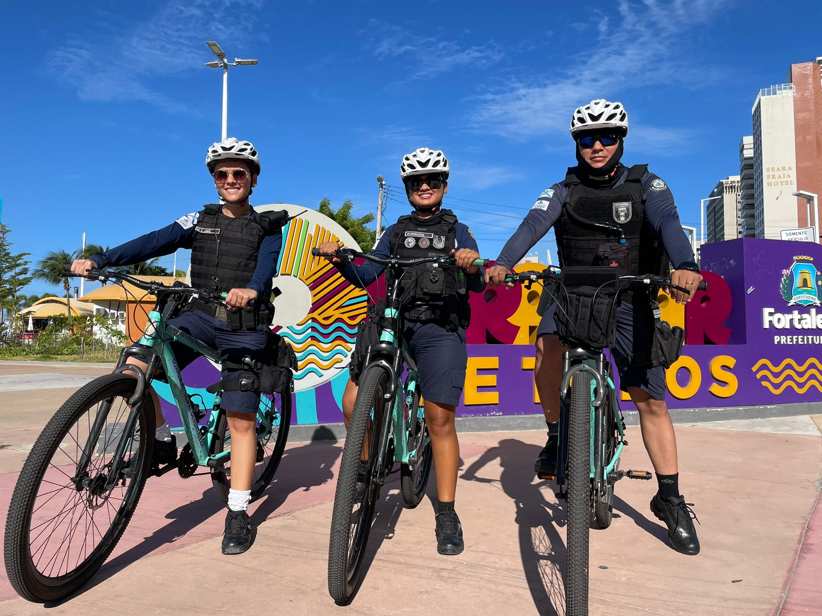 Guardas municipais da inspetoria de ciclopatrulhamento sentados nas bicicletas posando para foto