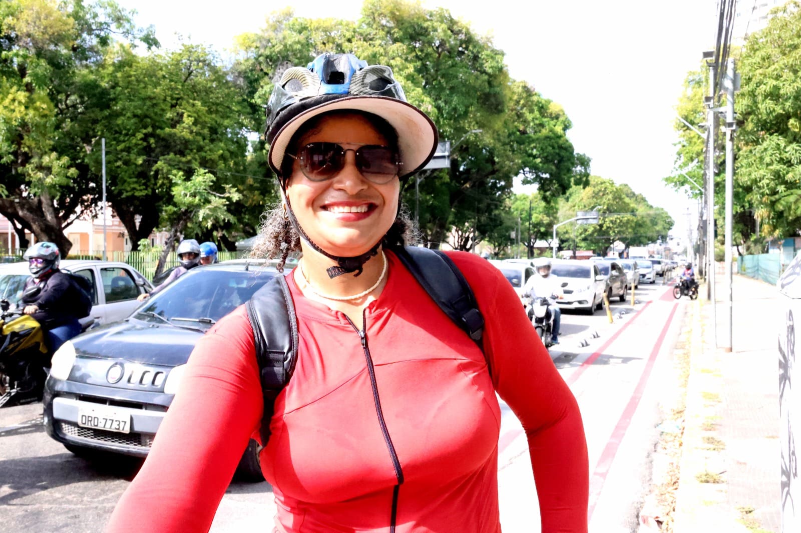A diarista Elisângela Sales também utiliza a ciclovia quase diariamente, pedalando do Bom Jardim até a Aldeota.