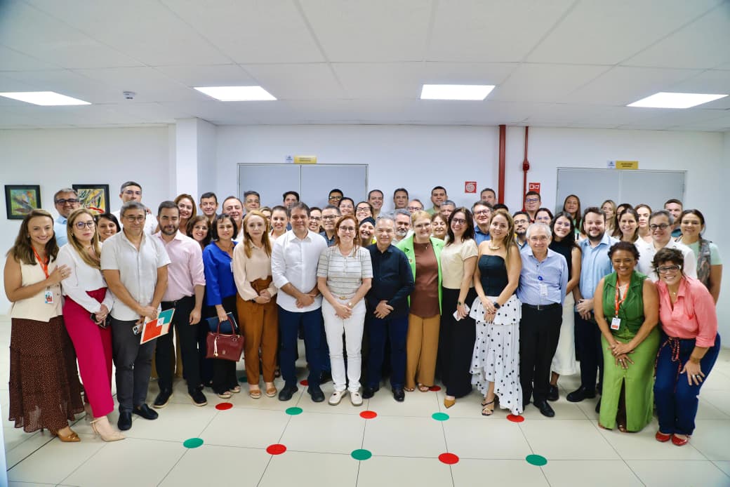 grupo de pessoas posa para a foto