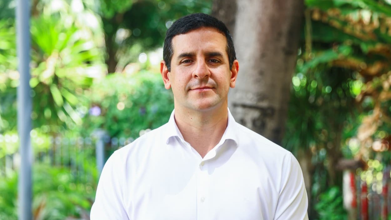 Guilherme Magalhães posa para a foto, ele está de camisa branca