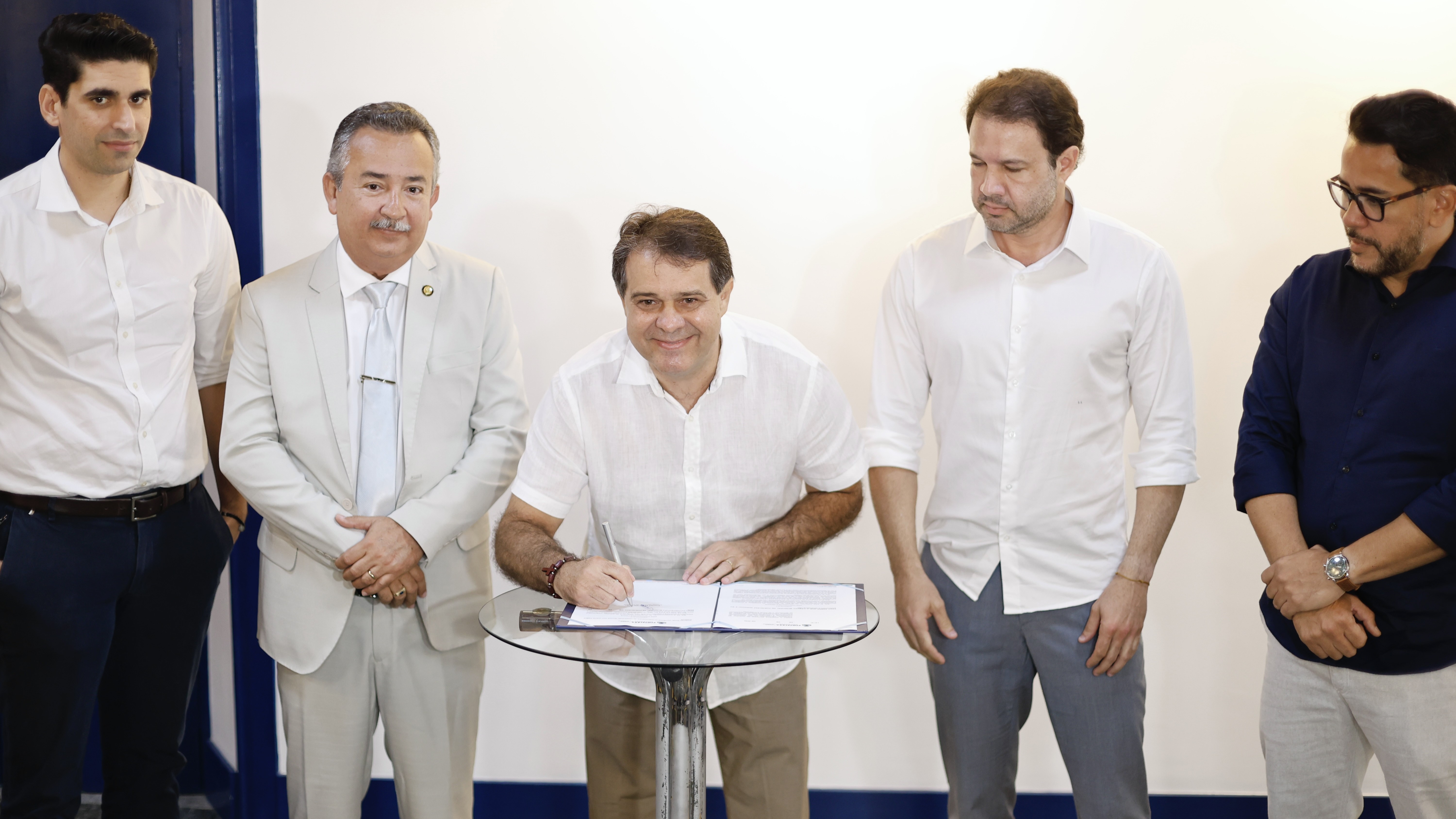 prefeito assinando documento