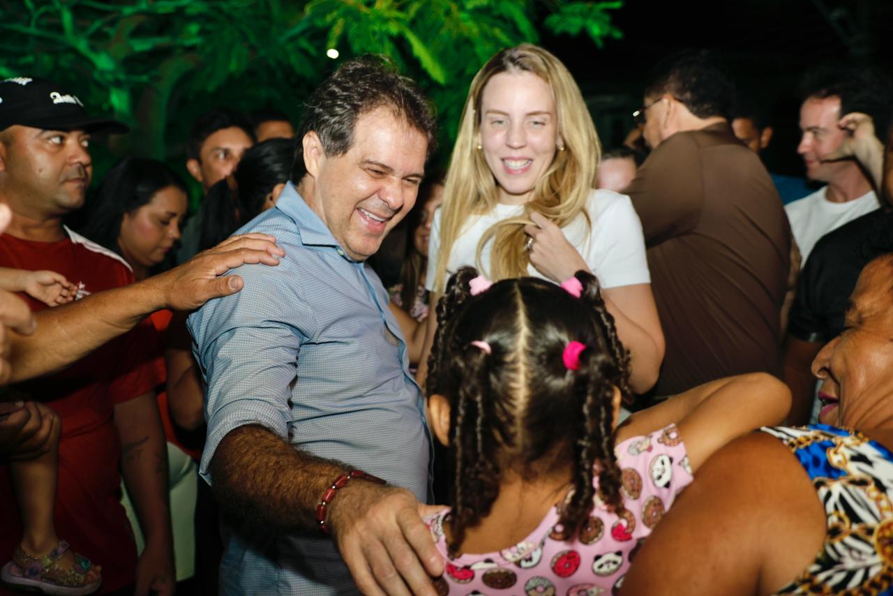 O prefeito Evandro Leitão e a vice-governadora do Ceará Jade Romero cumprimentam uma criança