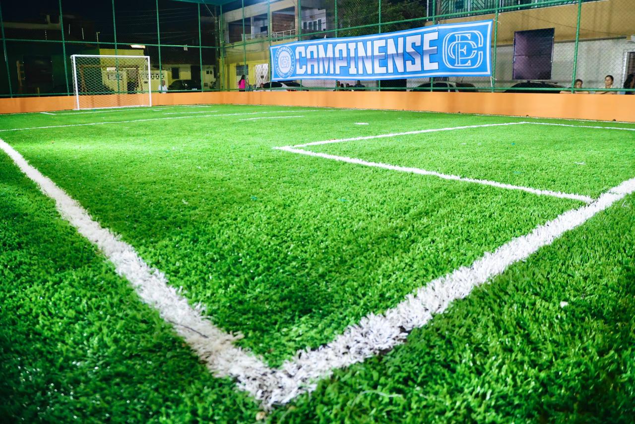 A imagem mostra o campo da mini-areninha que foi instalada na praça