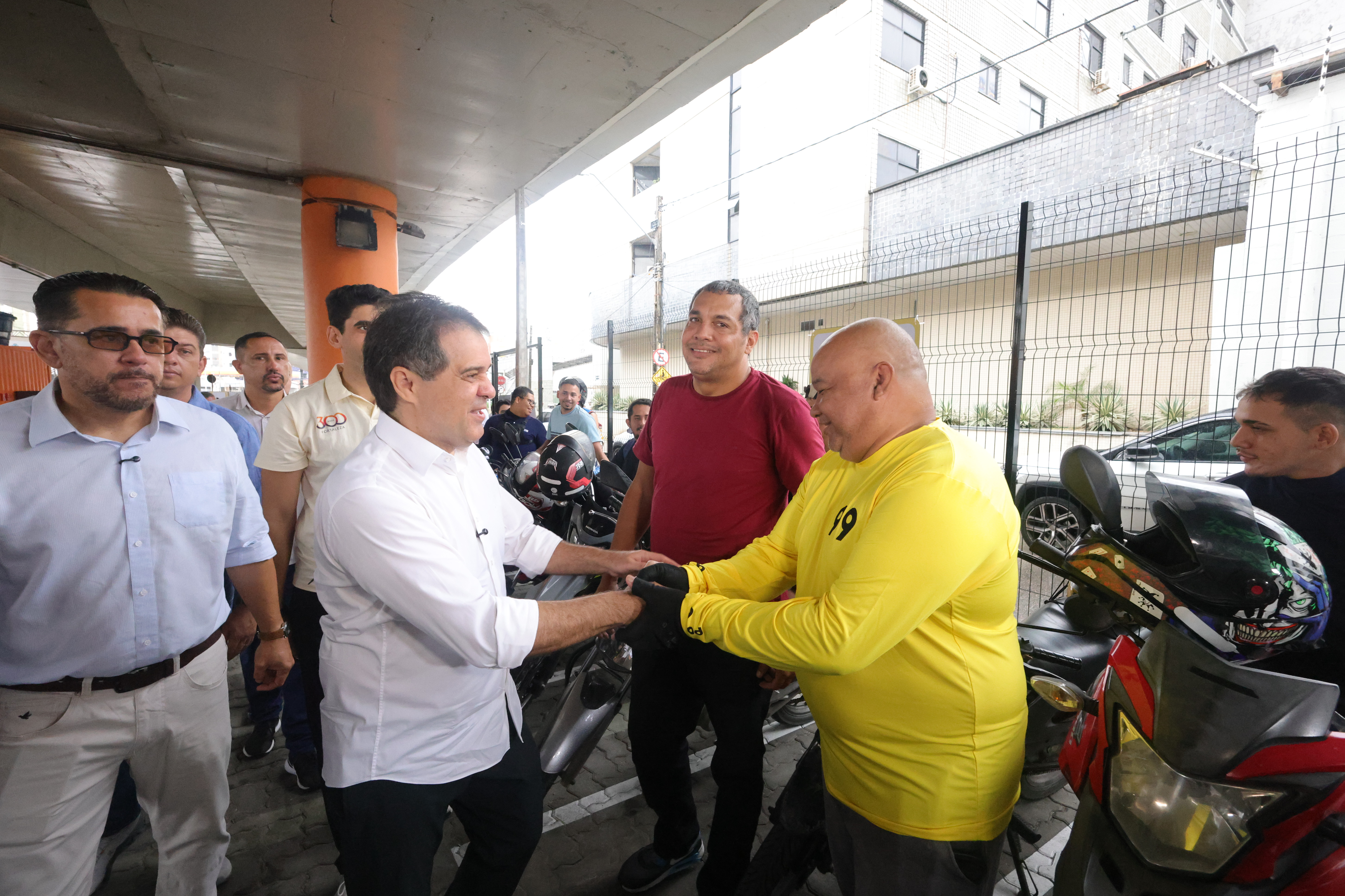 prefeito Evandro cumprimenta um motociclista durante a inauguração