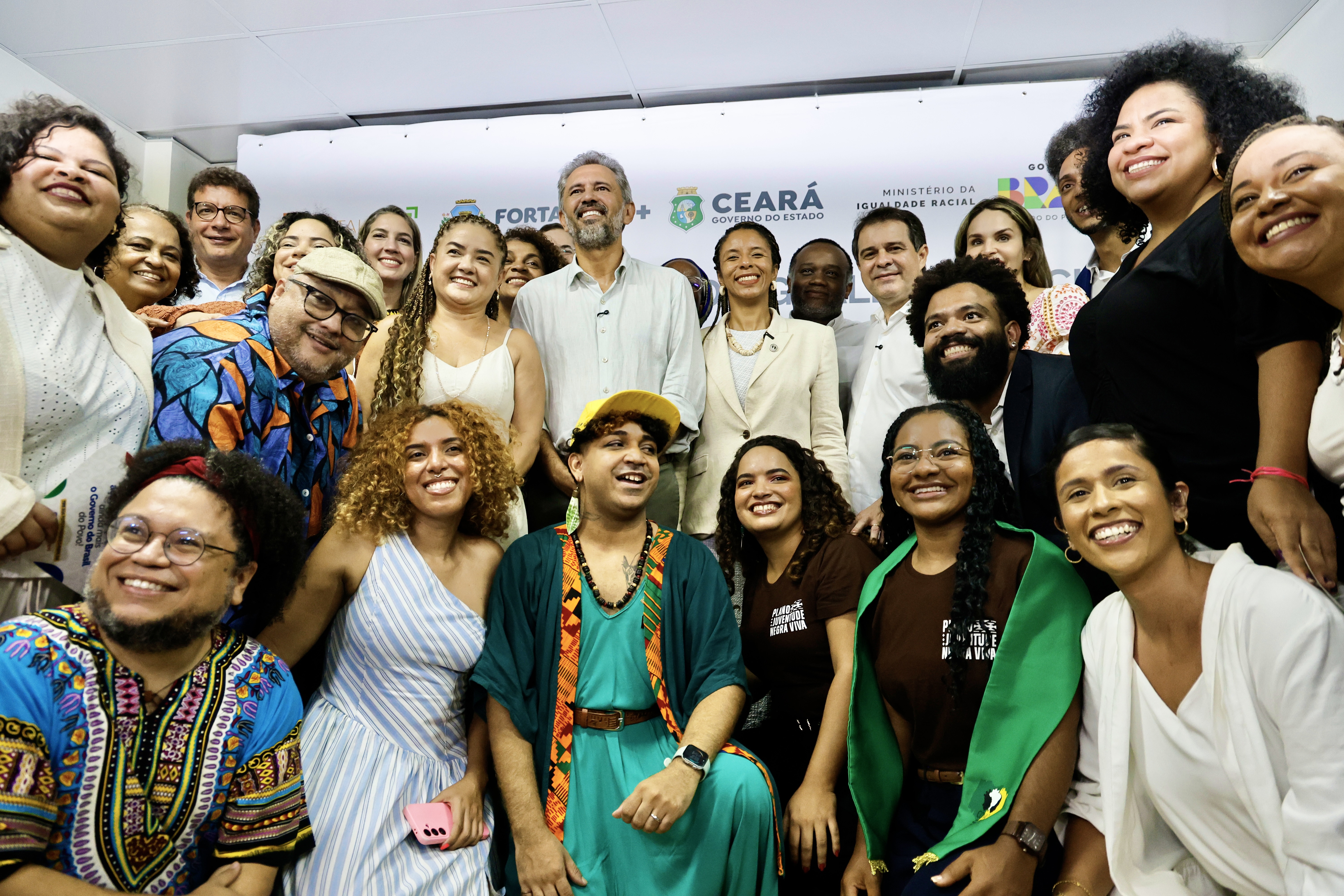 grupo de pessoas posa para a foto