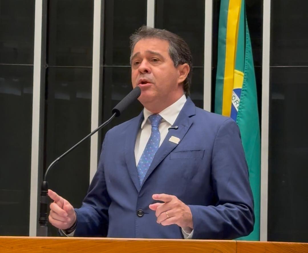 Prefeito Evandro discursando no plenário da Câmara dos Deputados