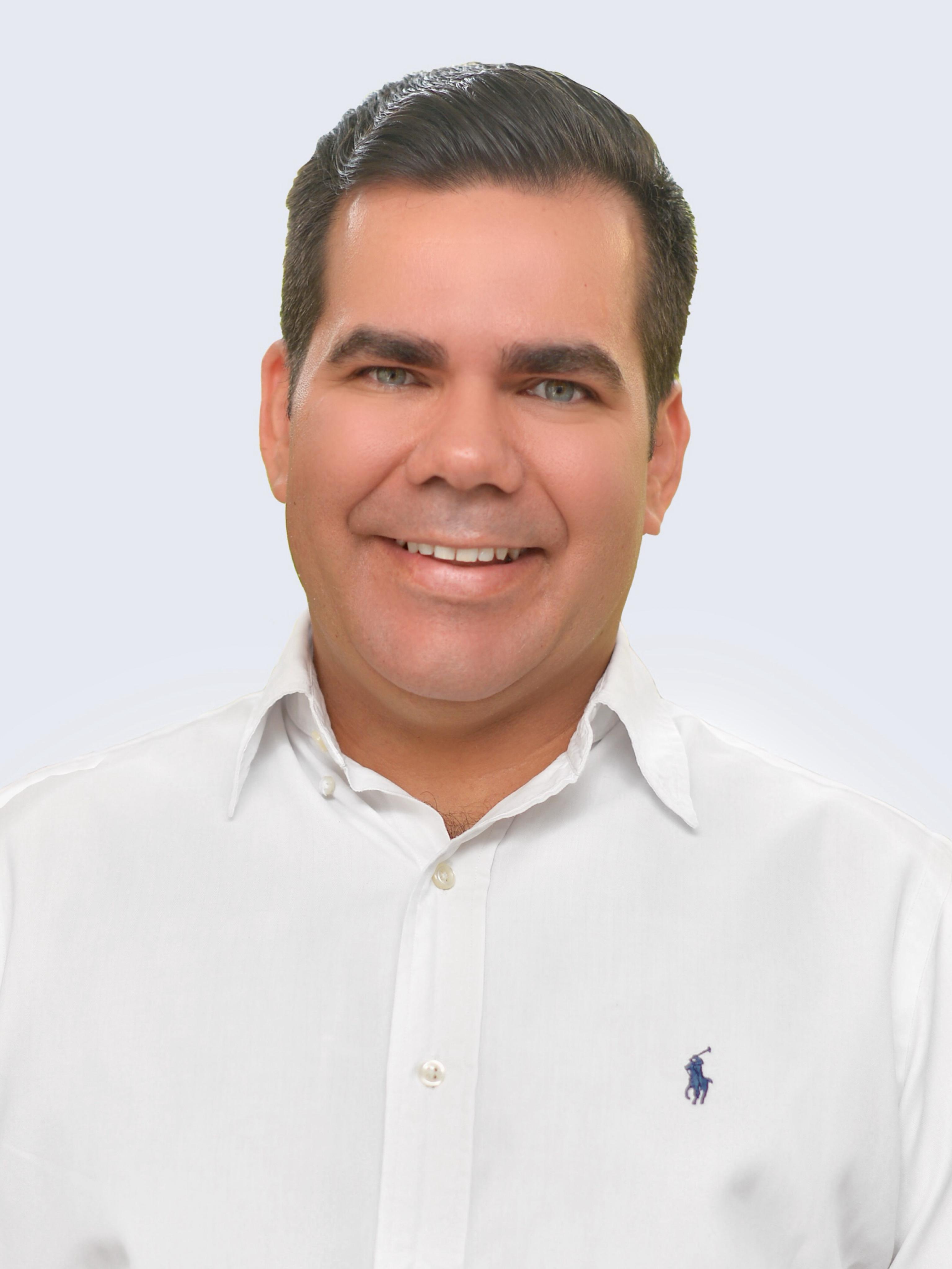 Adolfo Viana posa para a foto