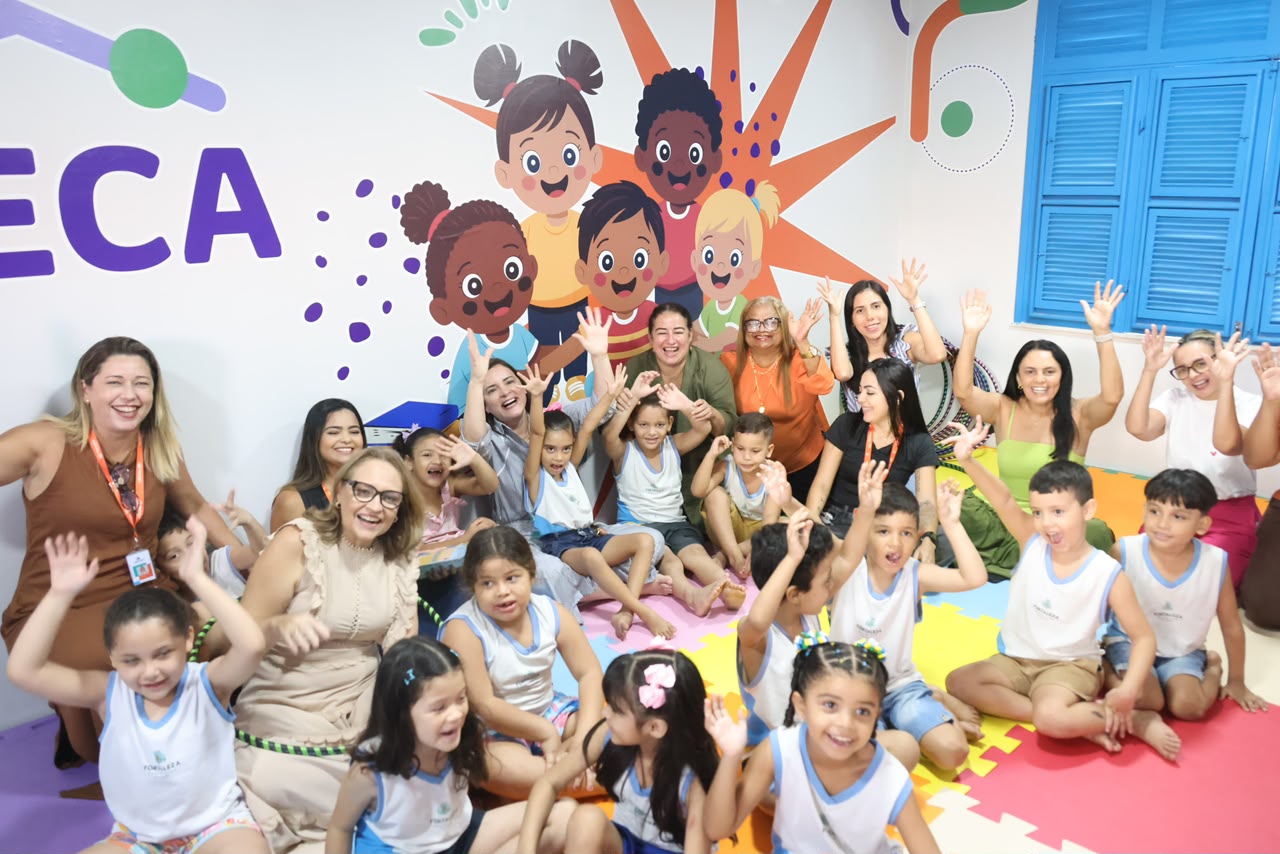 grupo de pessoas posa para a foto