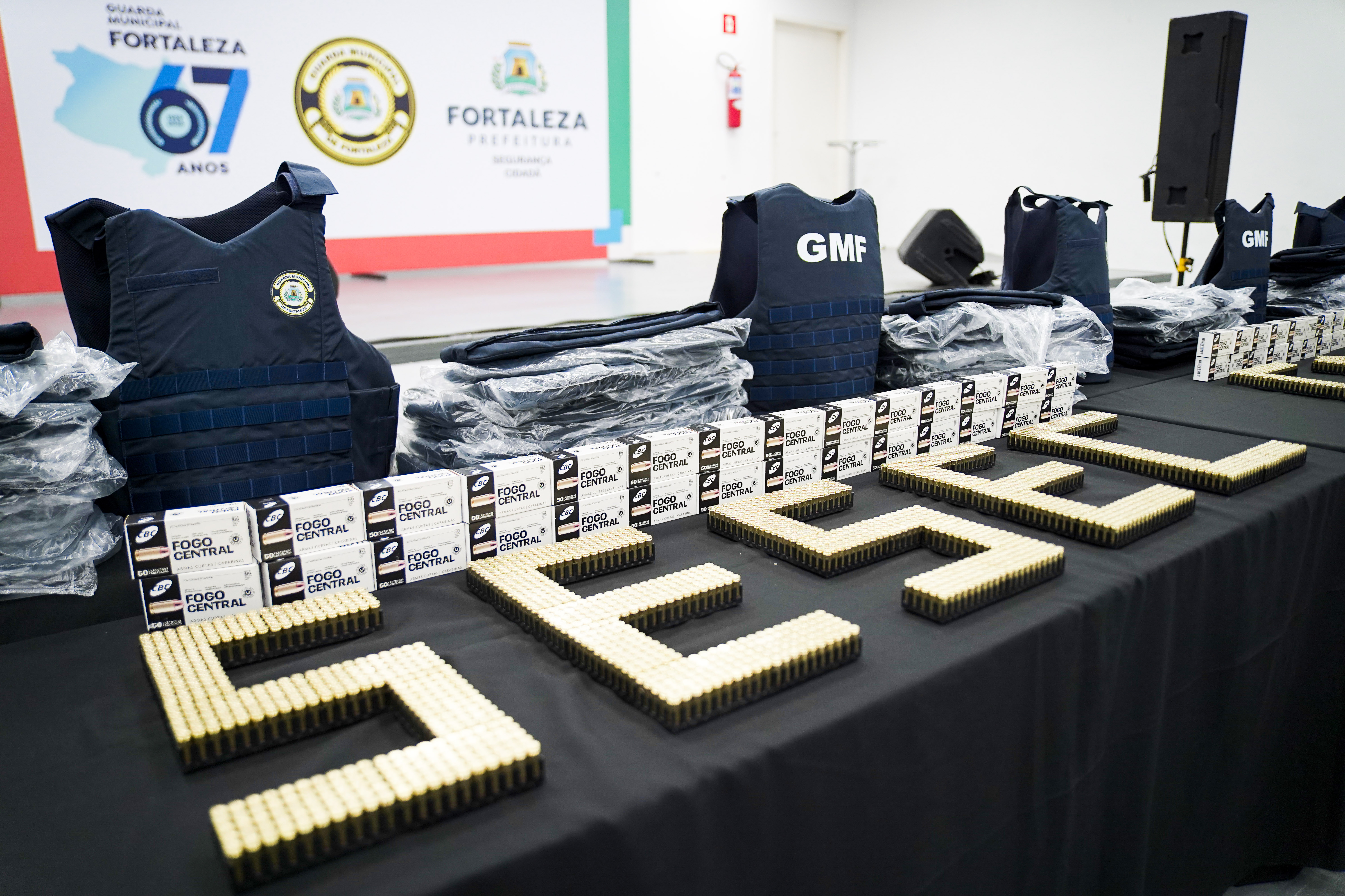 a foto mostra a palavra Sesec montada com balas