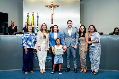 grupo de pessoas posa para a foto