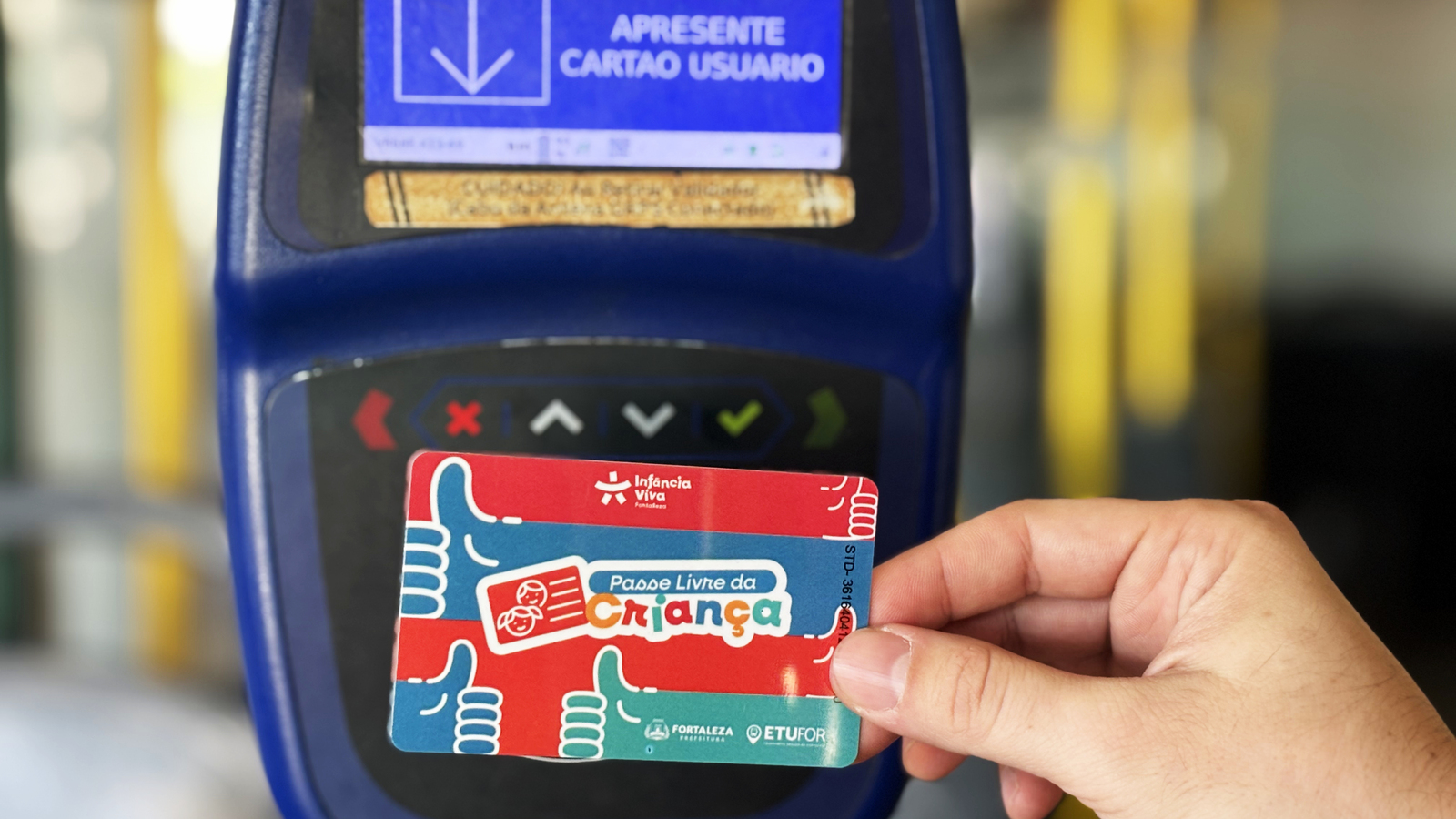 carteira do passe livre da criança passando na catraca de ônibus