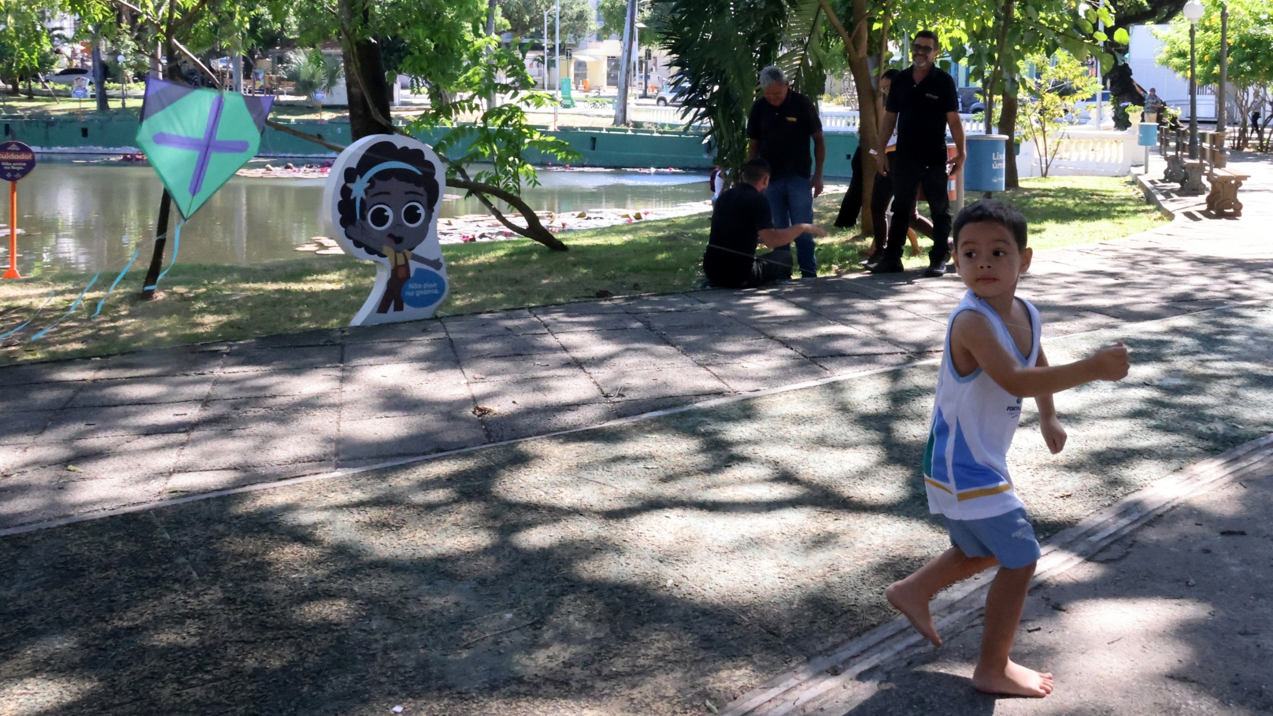 menino com a farda de colégio da Prefeitura soltando pipa na Cidade da Criança