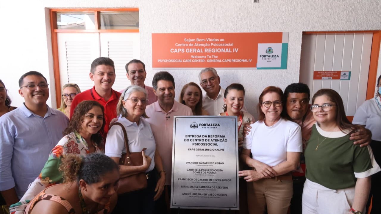 grupo de pessoas posa para a foto