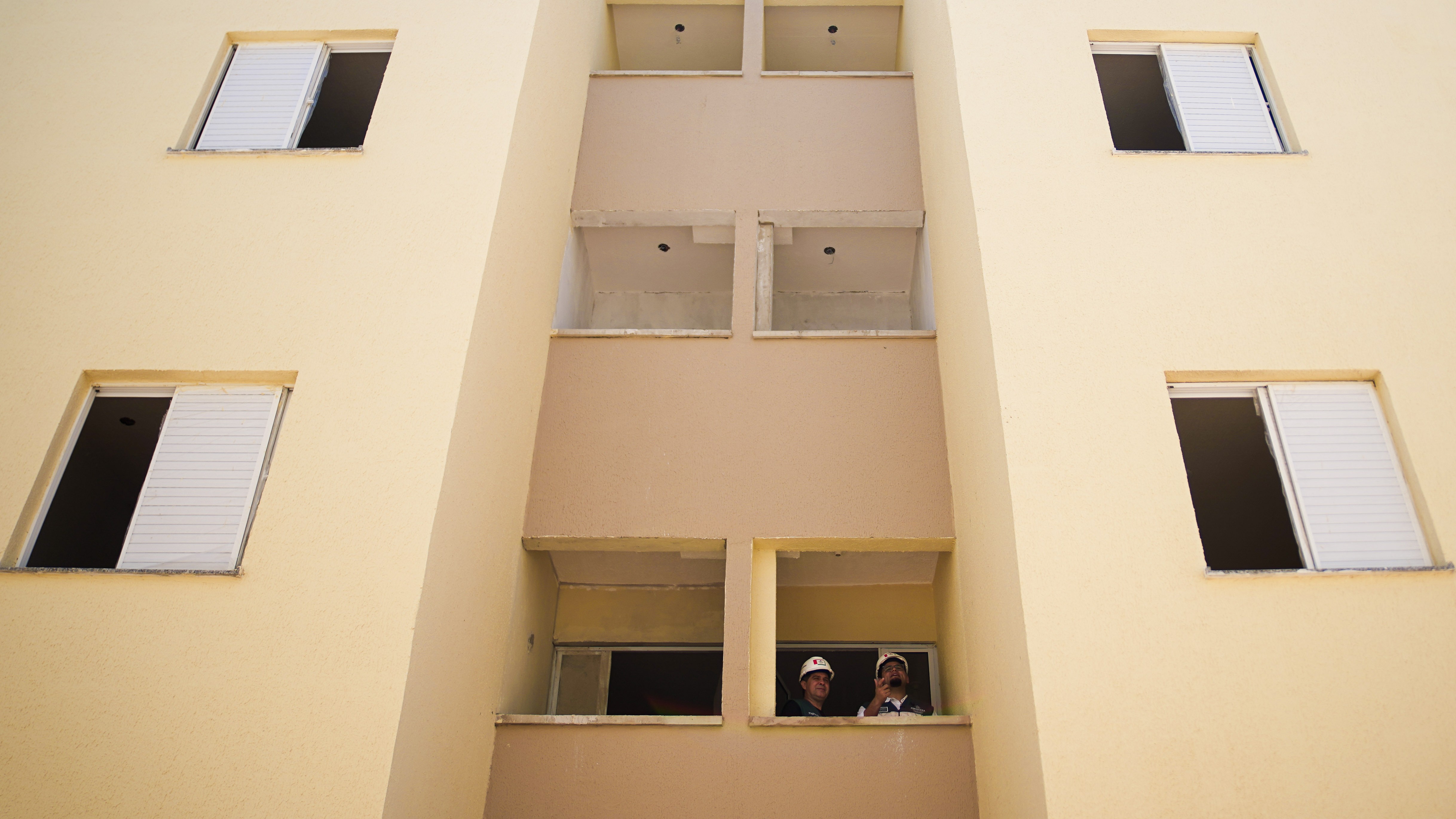 Prefeito Evandro na varanda de um apartamento do residencial