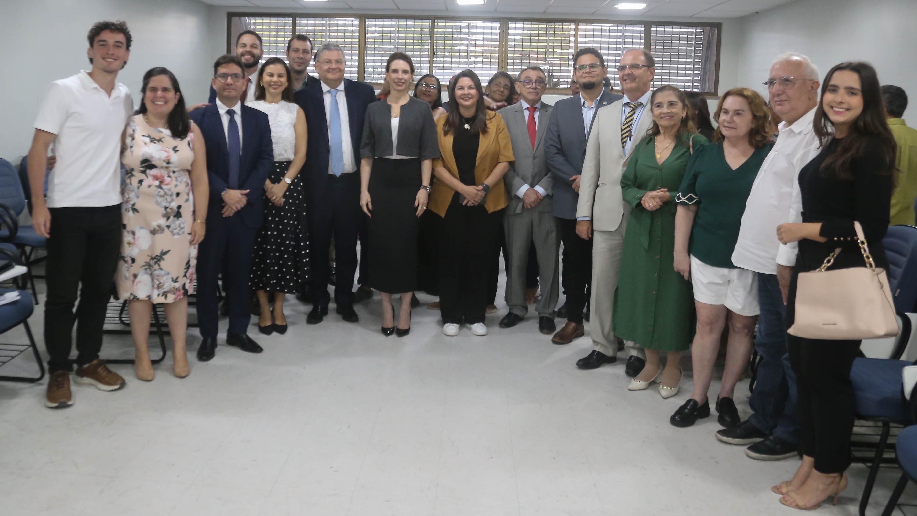 grupo de pessoas posa para a foto