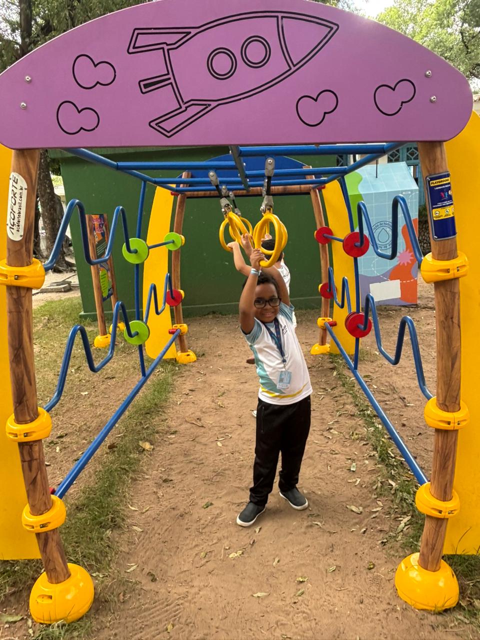 Miqueias da Silva, 6 anos, posa para foto em um dos brinquedos da Cidade da Criança