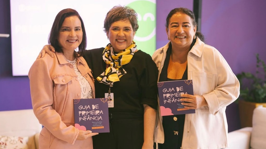 A primeira-dama Cristiane Leitão e a coordenadora da Primeira Infância, Lidia Lourinho, posam para foto com Ana Paula Brasil, gerente de valor social da Globo, e o Guia da Primeira Infância