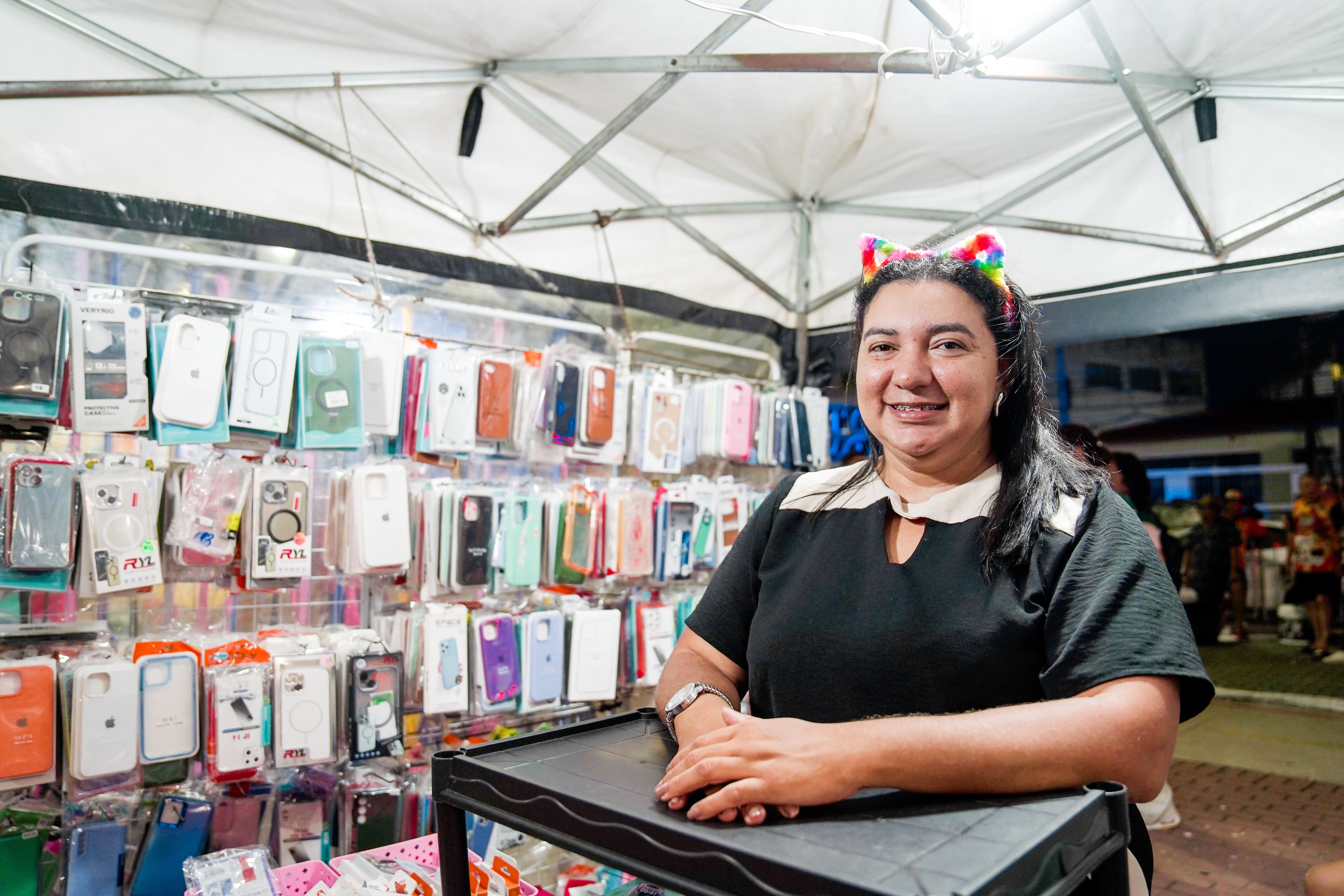 Fabíola Carneiro, que comercializa acessórios para celular, comemorou a realização dos shows no Lago Jacarey