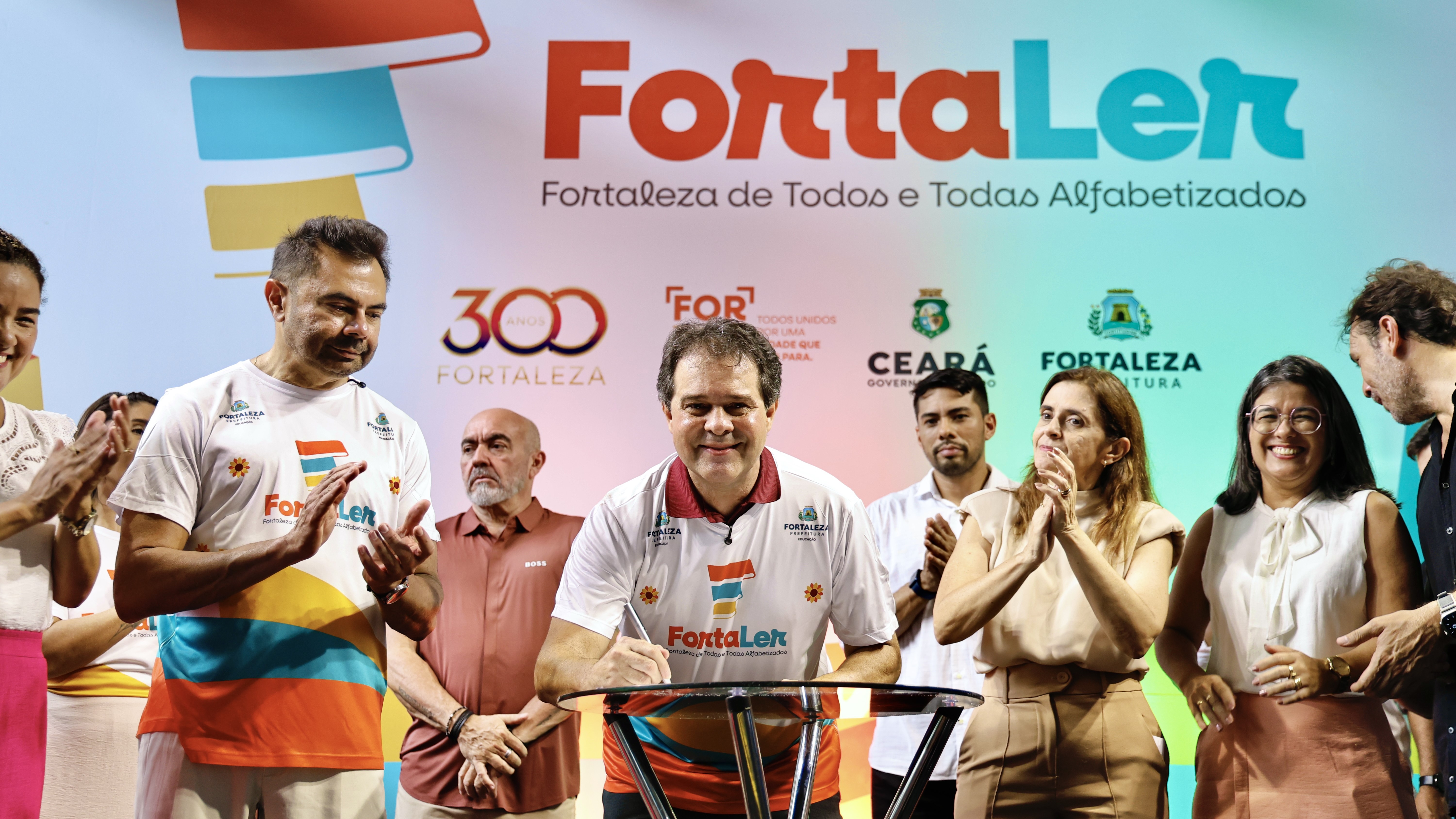 grupo de pessoas posa para a foto