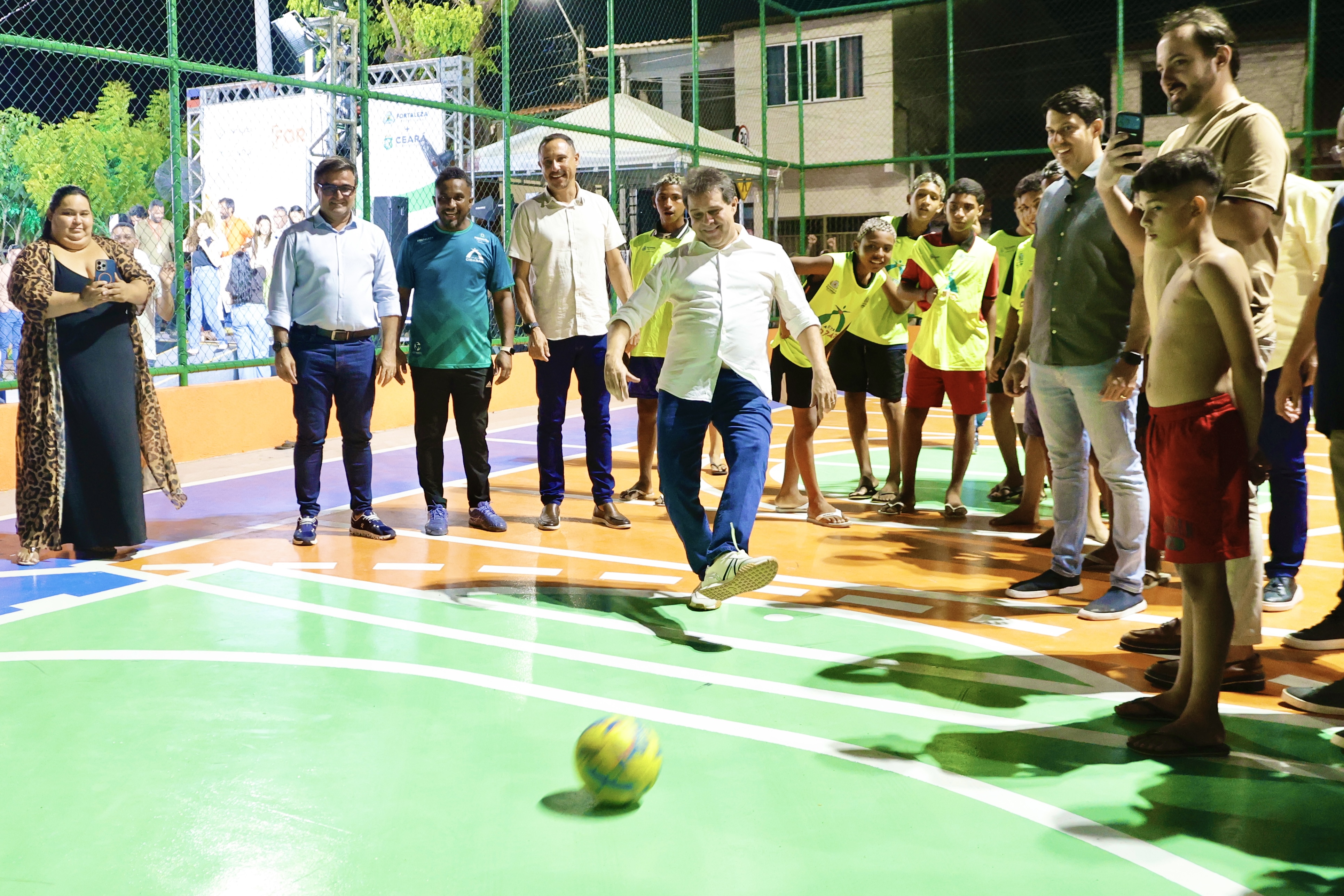 prefeito Evandro chuta a bola em uma quadra poliesportiva