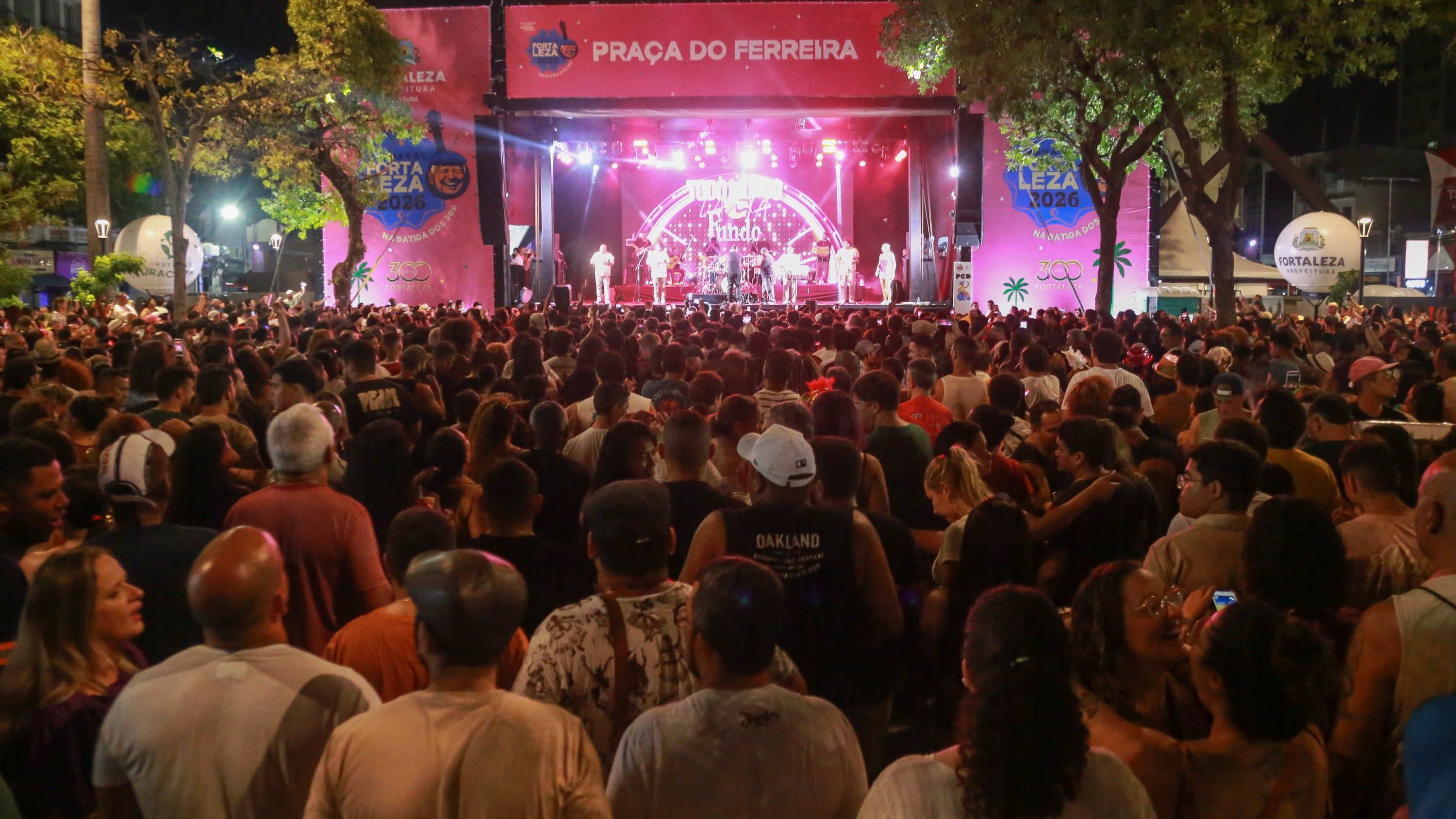 A imagem mostra a Praça do Ferreira lotada e ao fundo o palco dos shows de abertura do Ciclo Carnavalesco
