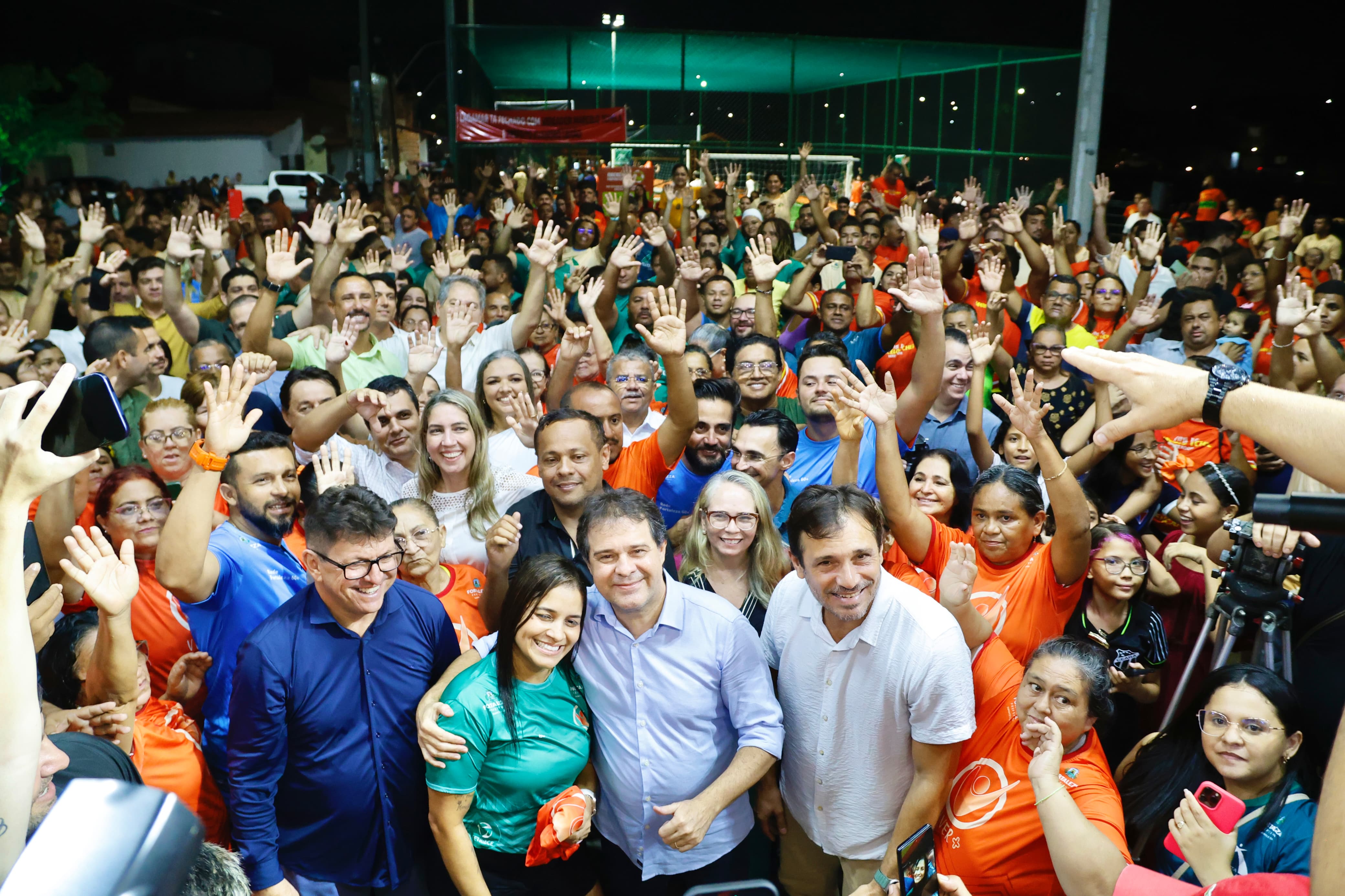 Prefeito Evandro Leitão está posando para a foto com integrantes da Prefeitura e moradores da comunidade do Lagamar