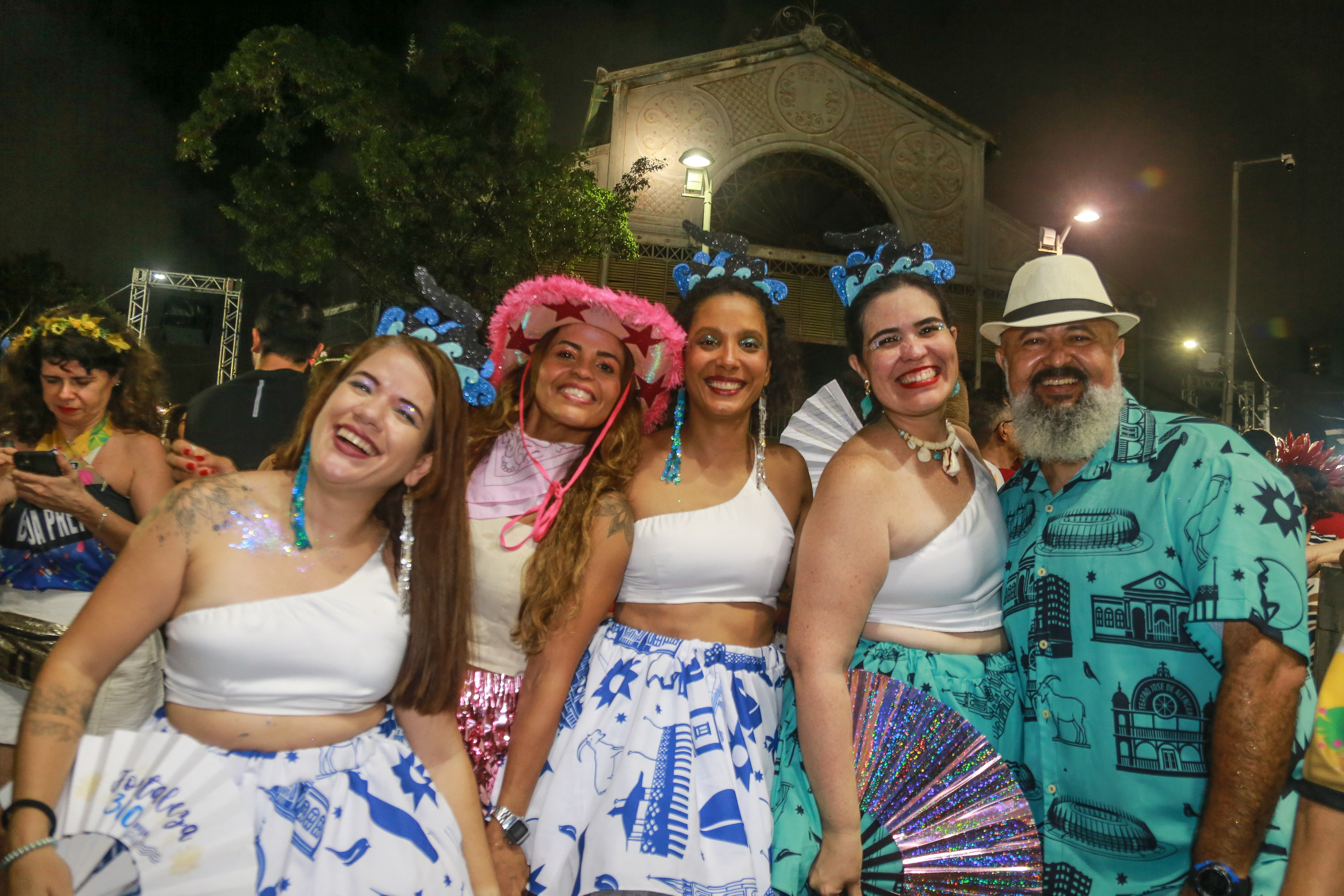 grupo de pessoas posa para a foto