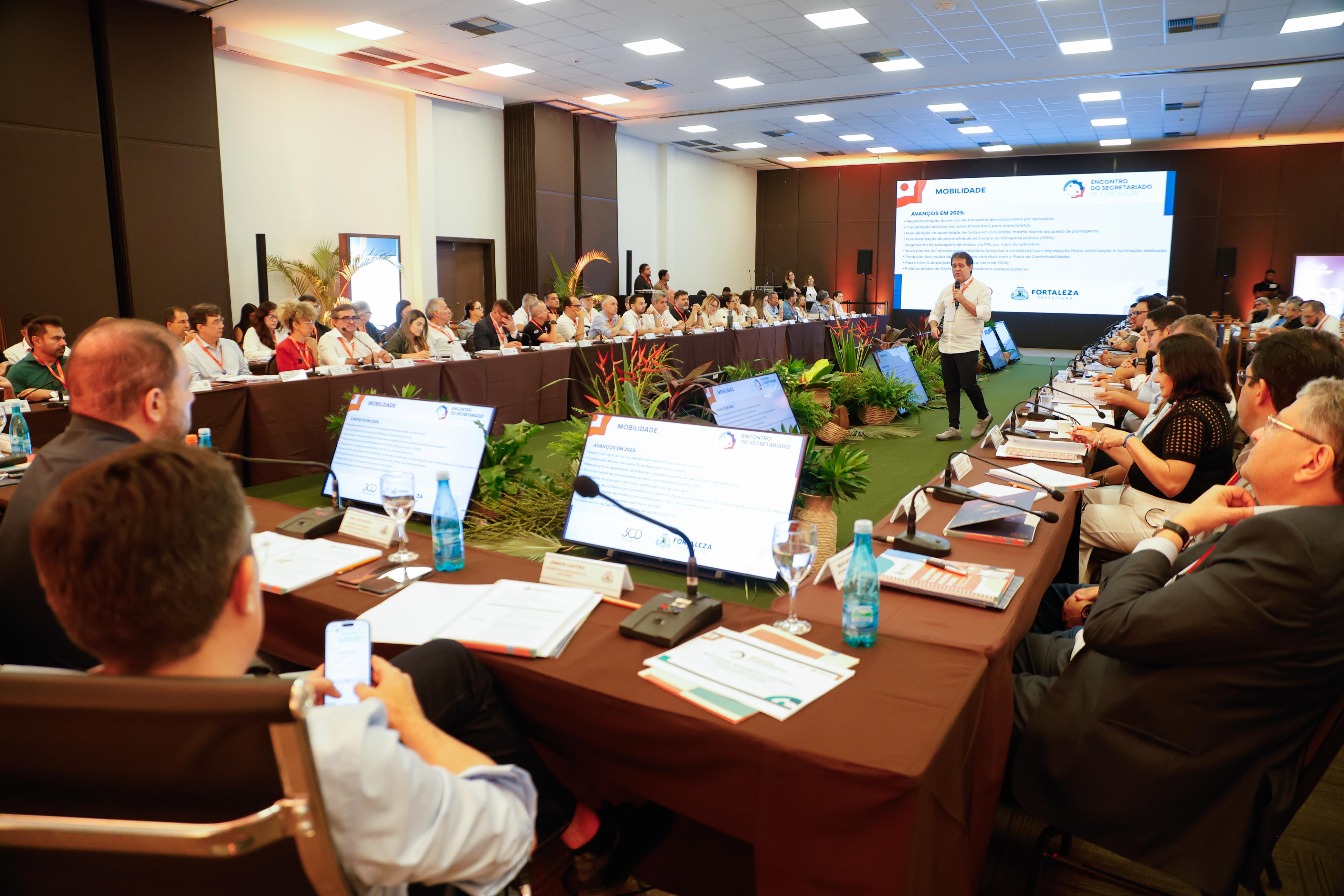 prefeito evandro falando no auditório do evento