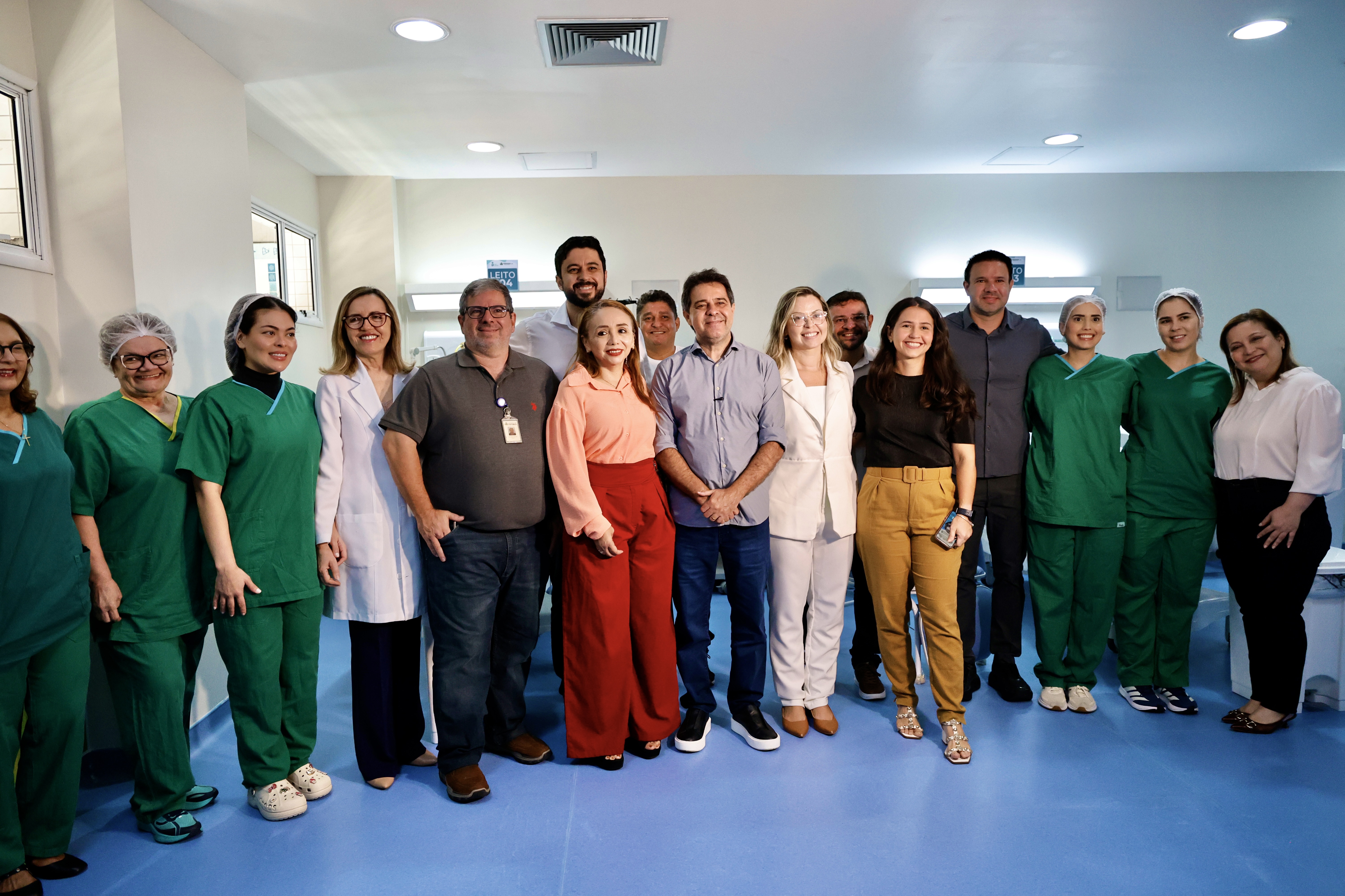 grupo de pessoas posa para a foto