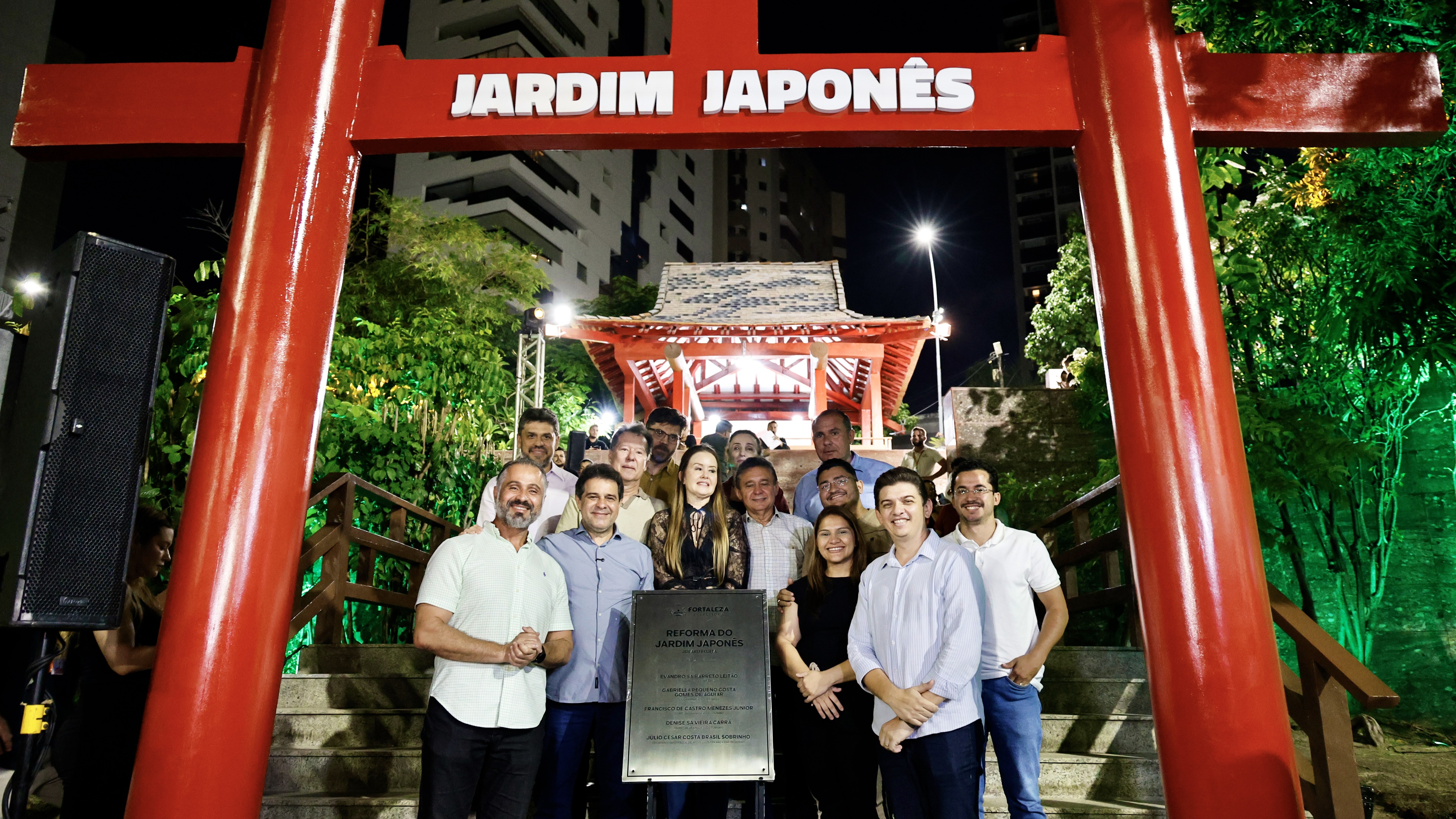 grupo de pessoas posa para a foto