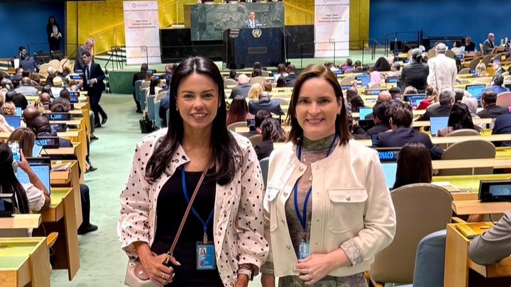 primeira-dama Cristiane Leitão posa para a foto no plenário da ONU