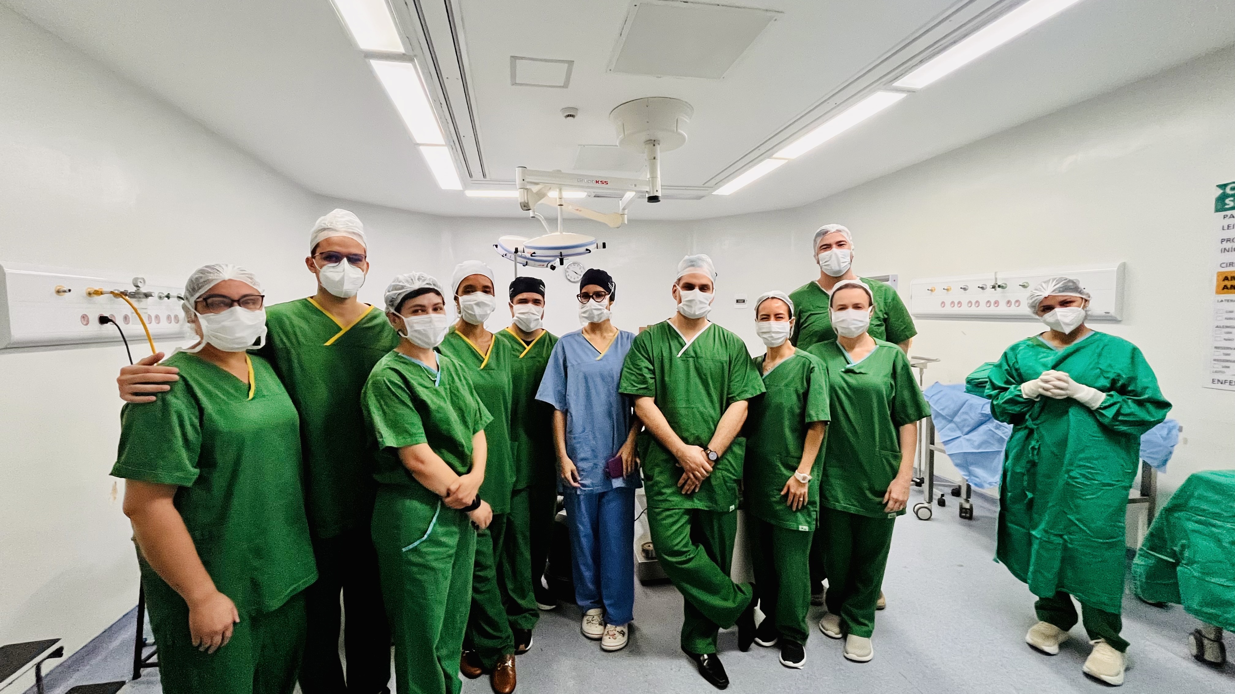 Profissionais envolvidos no transplante de pele posam juntos para foto no IJF