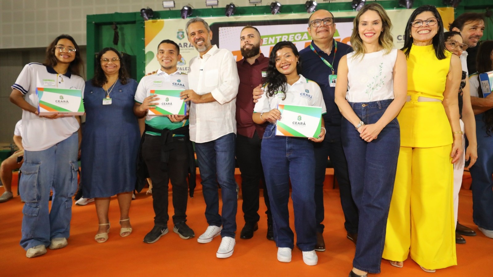 FORtaleCE: 25 mil estudantes da rede pública recebem tablets para auxiliar nos estudos