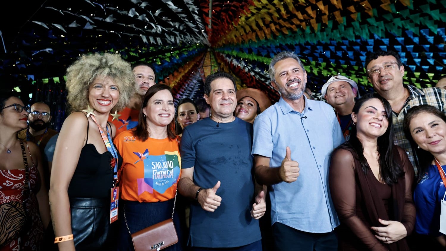 grupo de pessoas posa para a foto