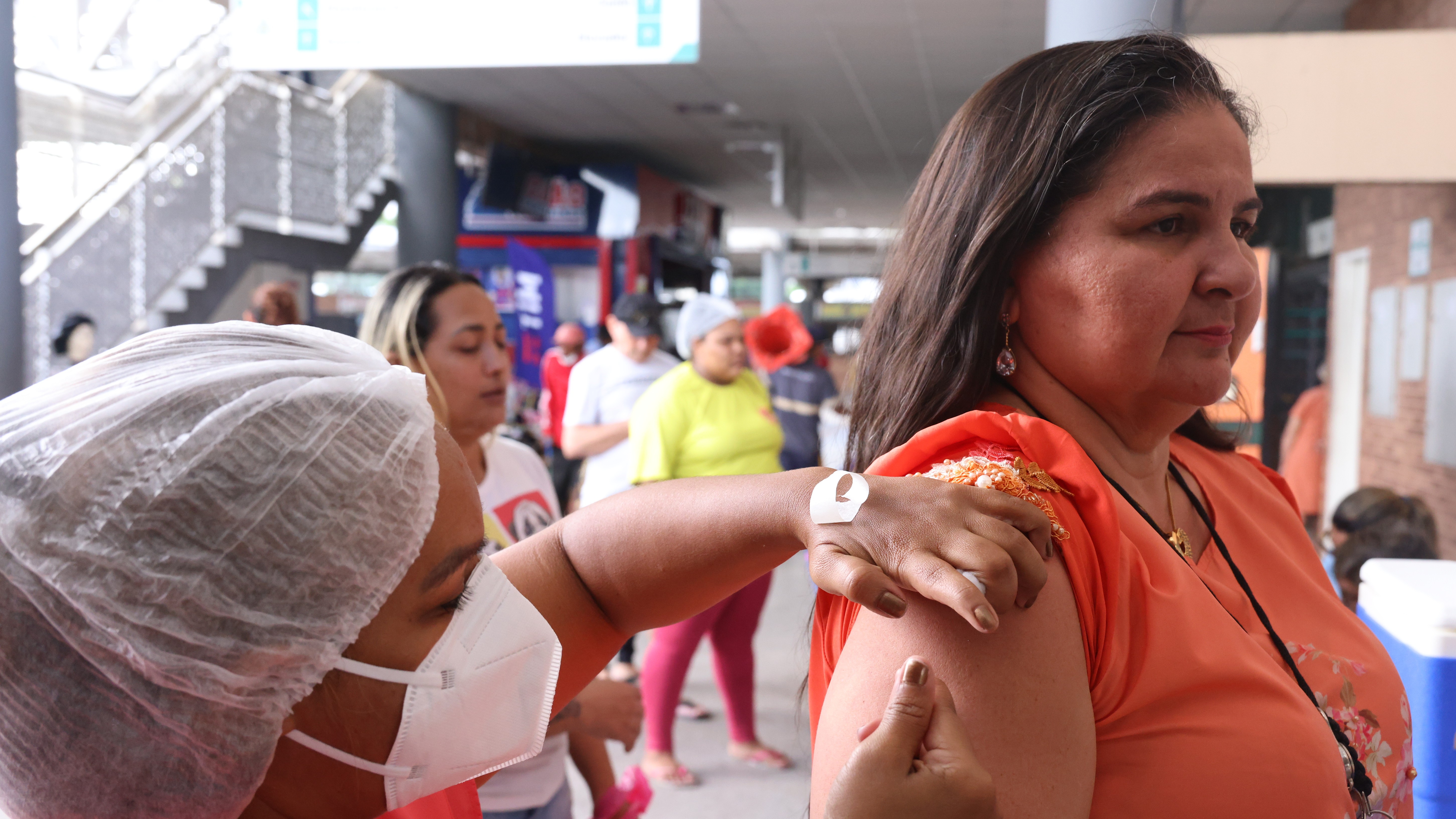 Prefeitura de Fortaleza leva vacinação contra a gripe aos terminais de ônibus para ampliar proteção 