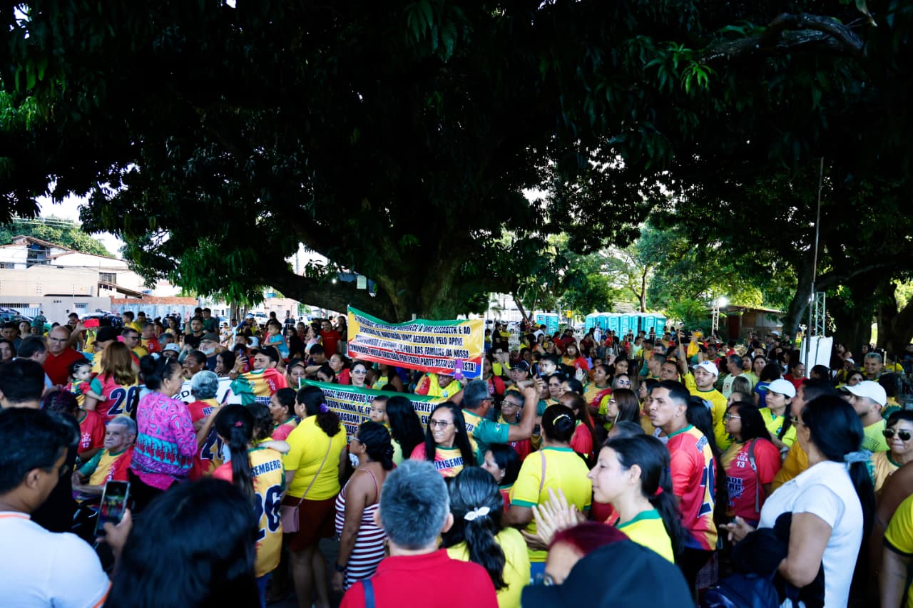 grupo de pessoas posa para a foto