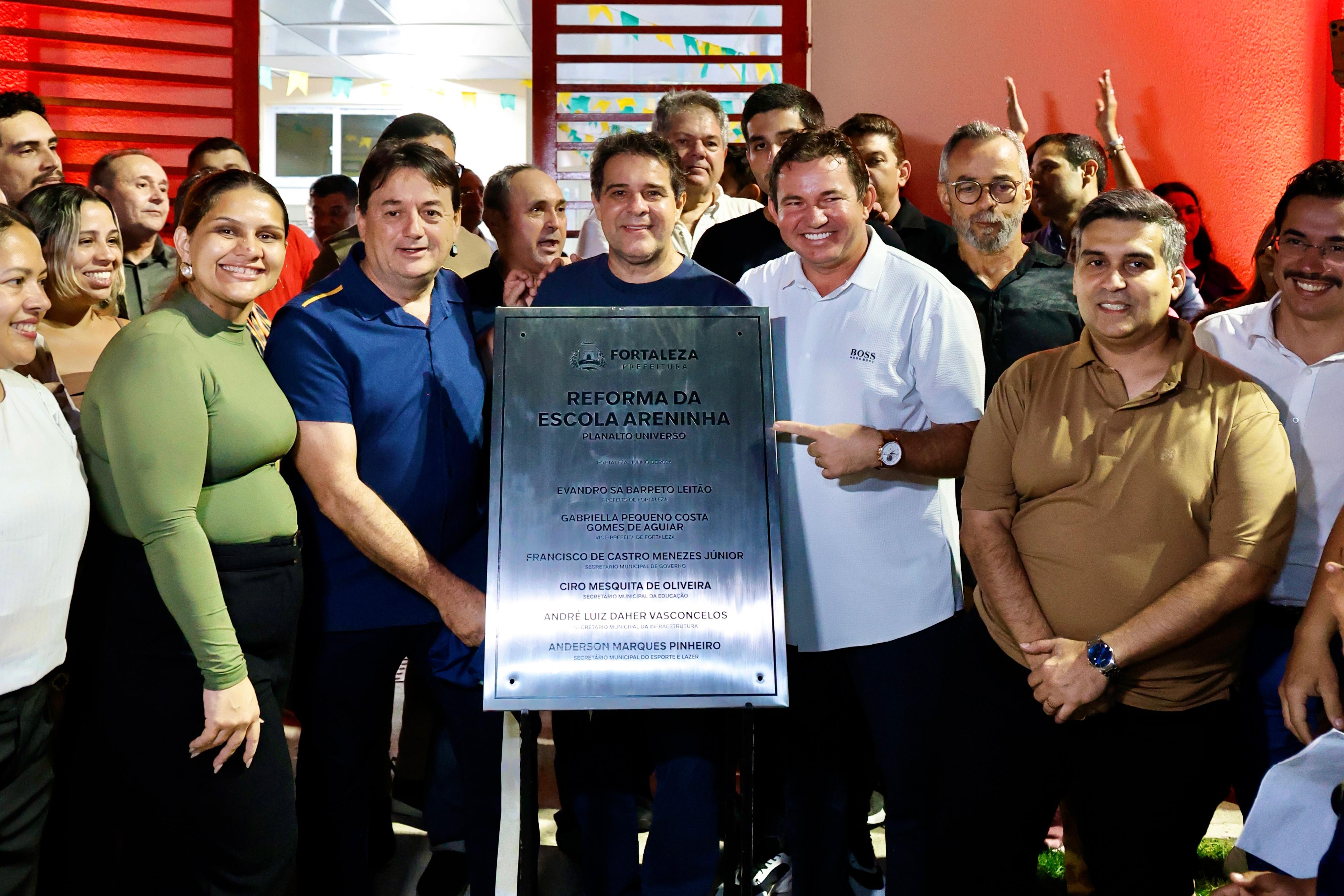 O prefeito Evandro Leitão, gestores e apoiadores posam para a foto junto com a placa da reformar do complexo recém-descerrada