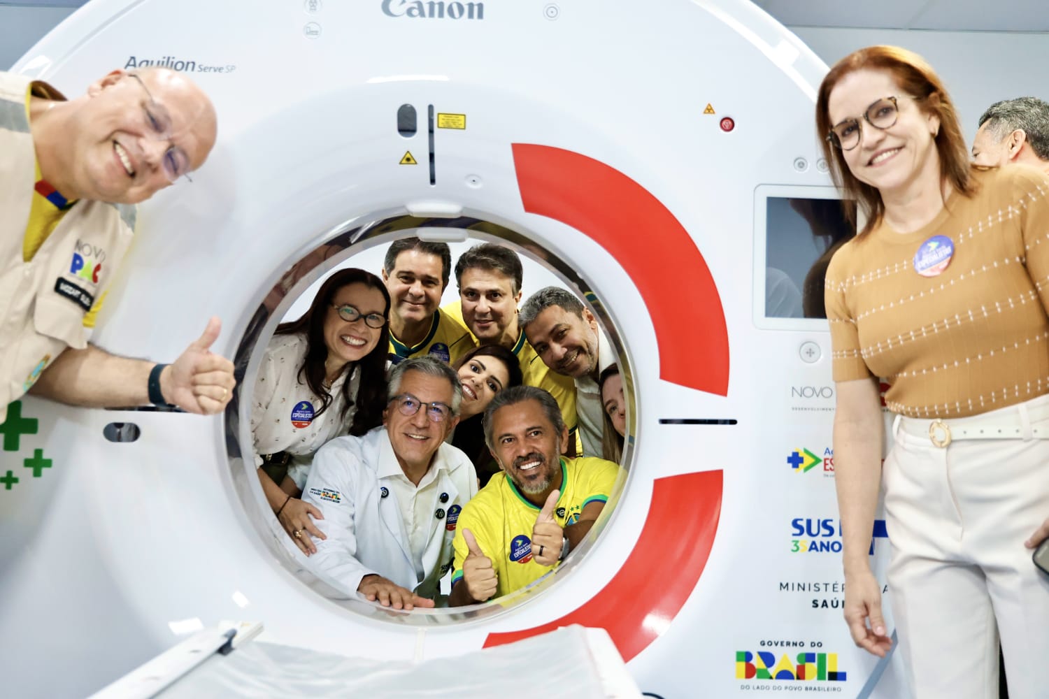 grupo de pessoas posa para a foto