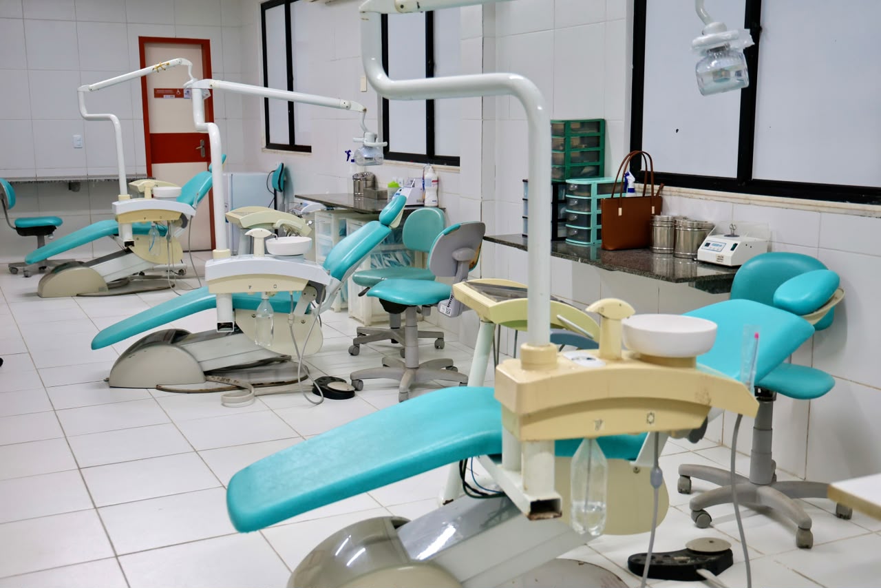 A foto mostra a sala de atendimento odontológico do posto de saúde, ela está equipada com três cadeiras de atendimento odontológico