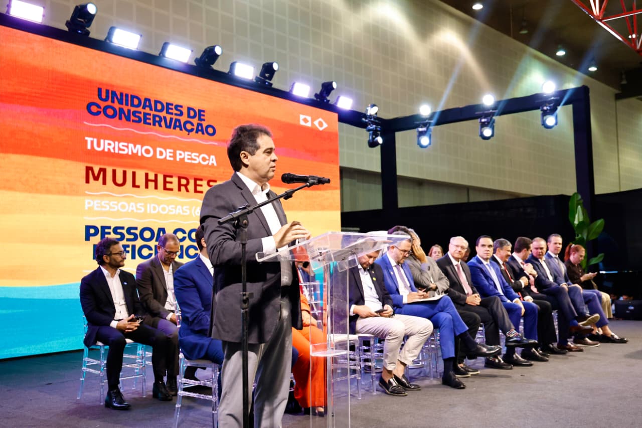 O prefeito Evandro Leitão discursa durante o evento
