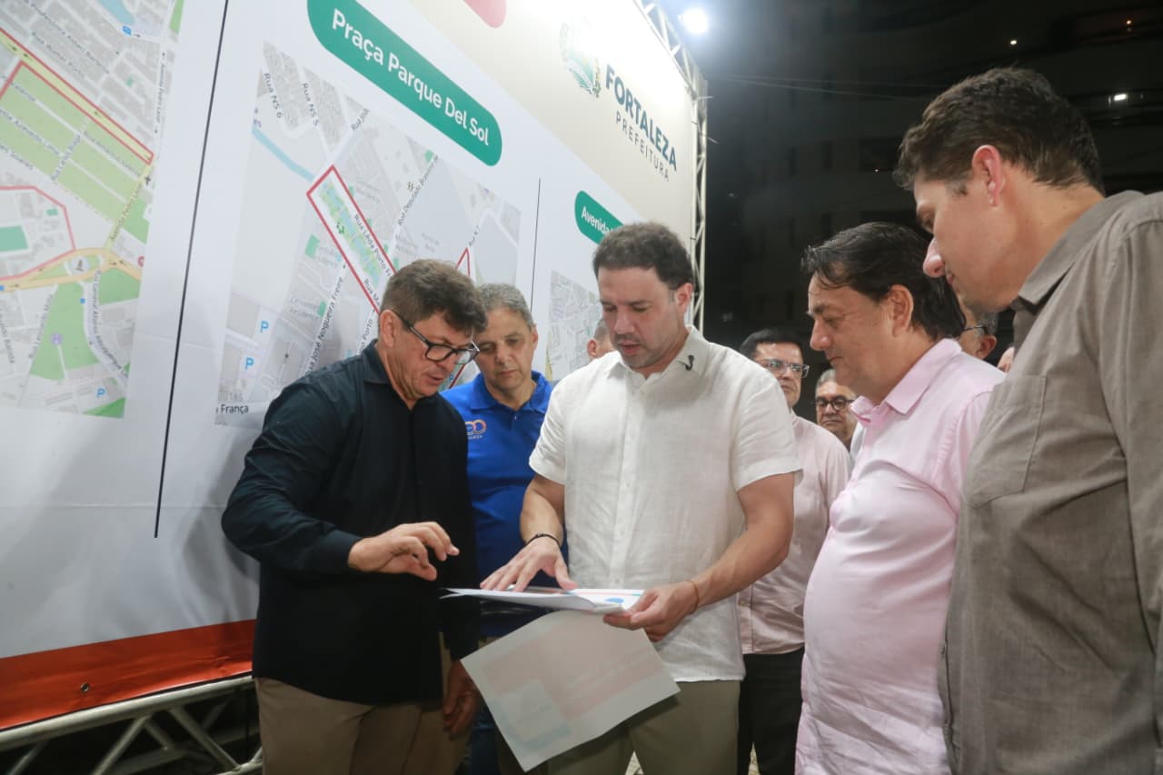O prefeito em exercício confere informações do plano de modernização da iluminação