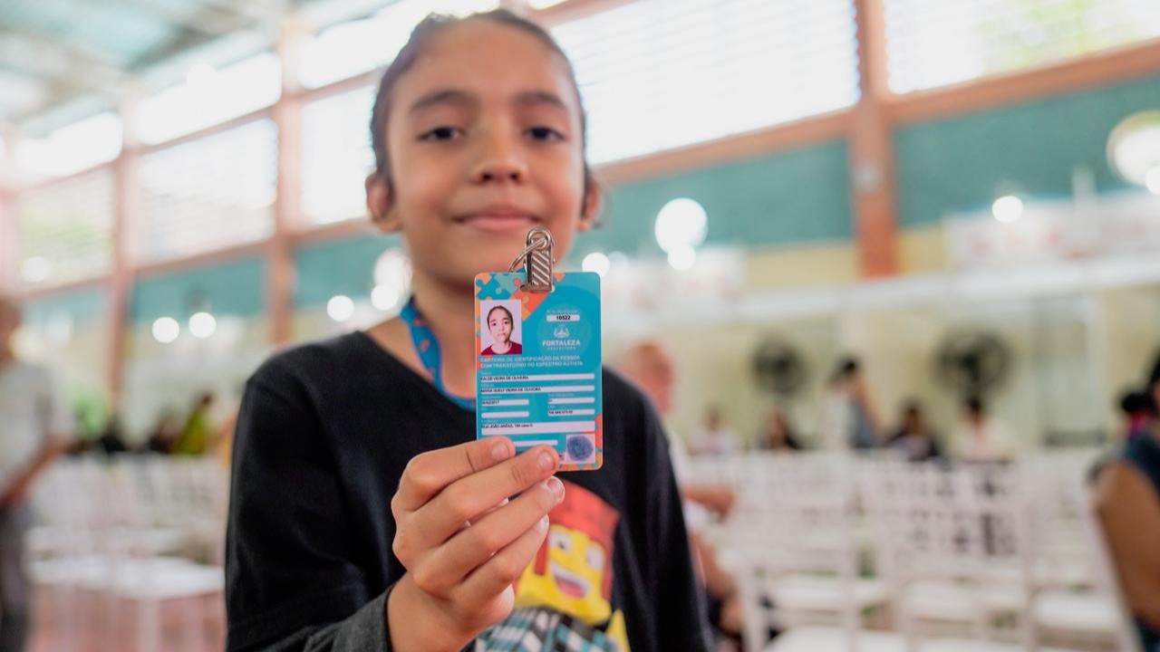 Prefeitura de Fortaleza entrega 5 mil carteirinhas de identificação para pessoas com autismo em manh